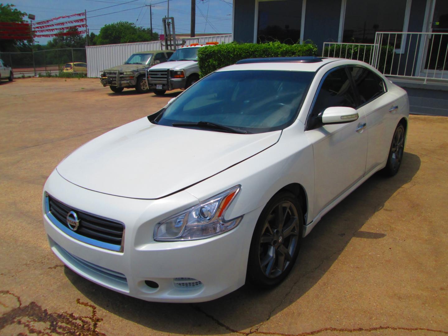 2013 WHITE Nissan Maxima SV (1N4AA5AP4DC) with an 3.5L V6 DOHC 24V engine, Continuously Variable Transmission transmission, located at 1815 NE 28th St., Fort Worth, TX, 76106, (817) 625-6251, 32.795582, -97.333069 - Photo#0