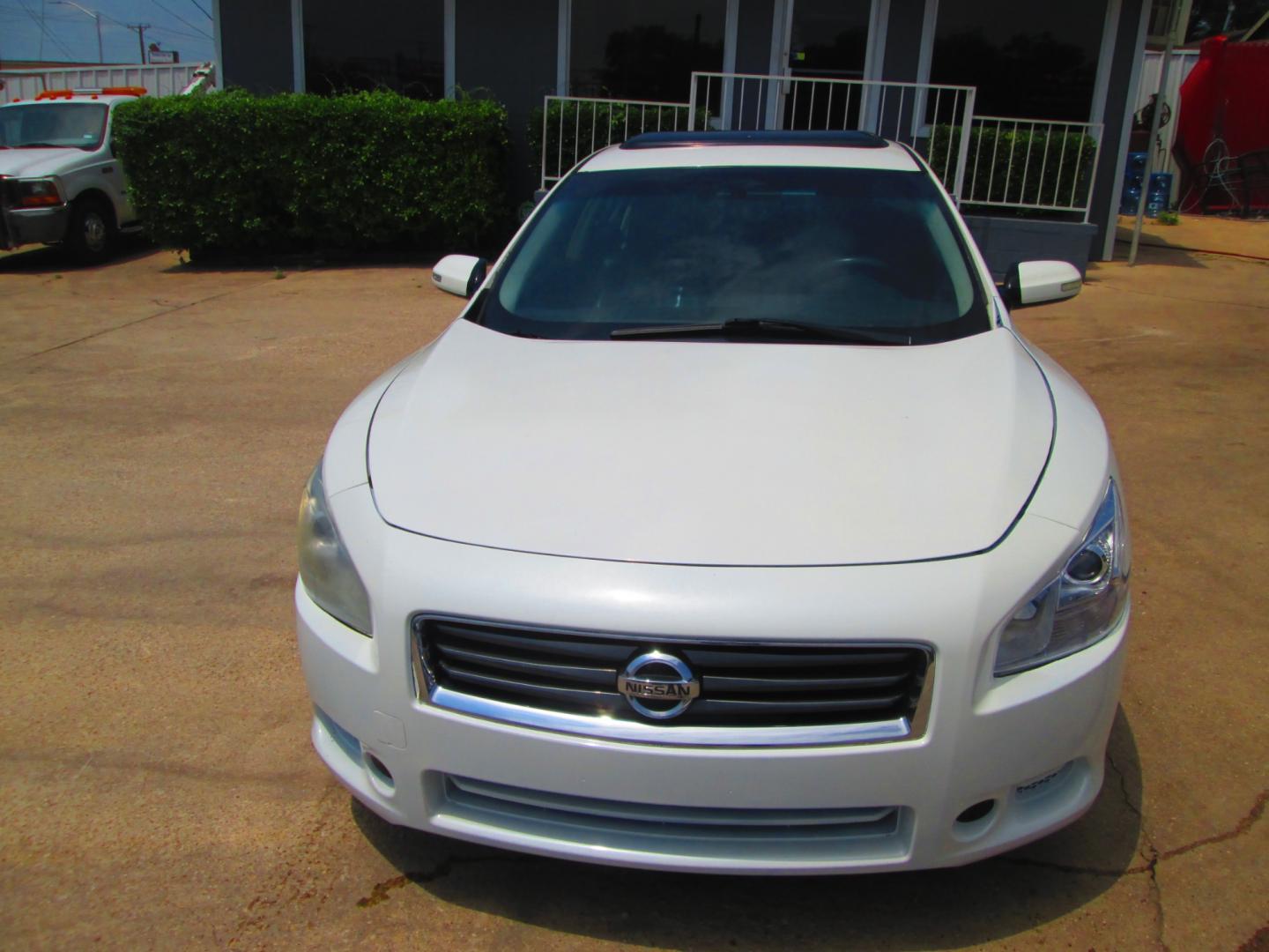 2013 WHITE Nissan Maxima SV (1N4AA5AP4DC) with an 3.5L V6 DOHC 24V engine, Continuously Variable Transmission transmission, located at 1815 NE 28th St., Fort Worth, TX, 76106, (817) 625-6251, 32.795582, -97.333069 - Photo#1