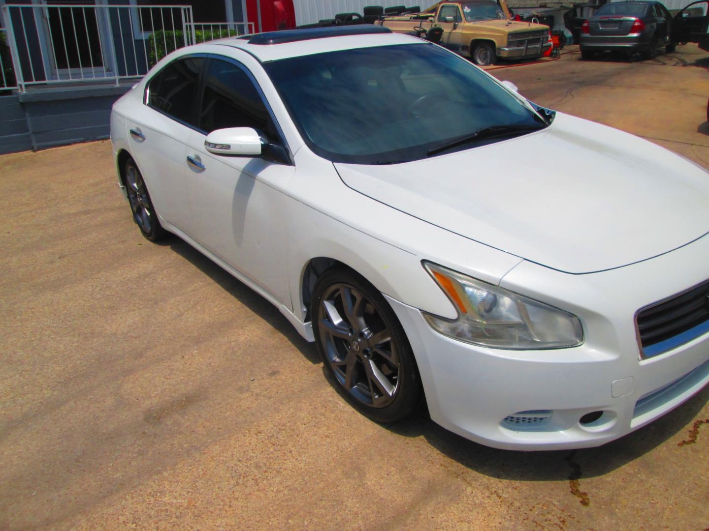 2013 WHITE Nissan Maxima SV (1N4AA5AP4DC) with an 3.5L V6 DOHC 24V engine, Continuously Variable Transmission transmission, located at 1815 NE 28th St., Fort Worth, TX, 76106, (817) 625-6251, 32.795582, -97.333069 - Photo#2