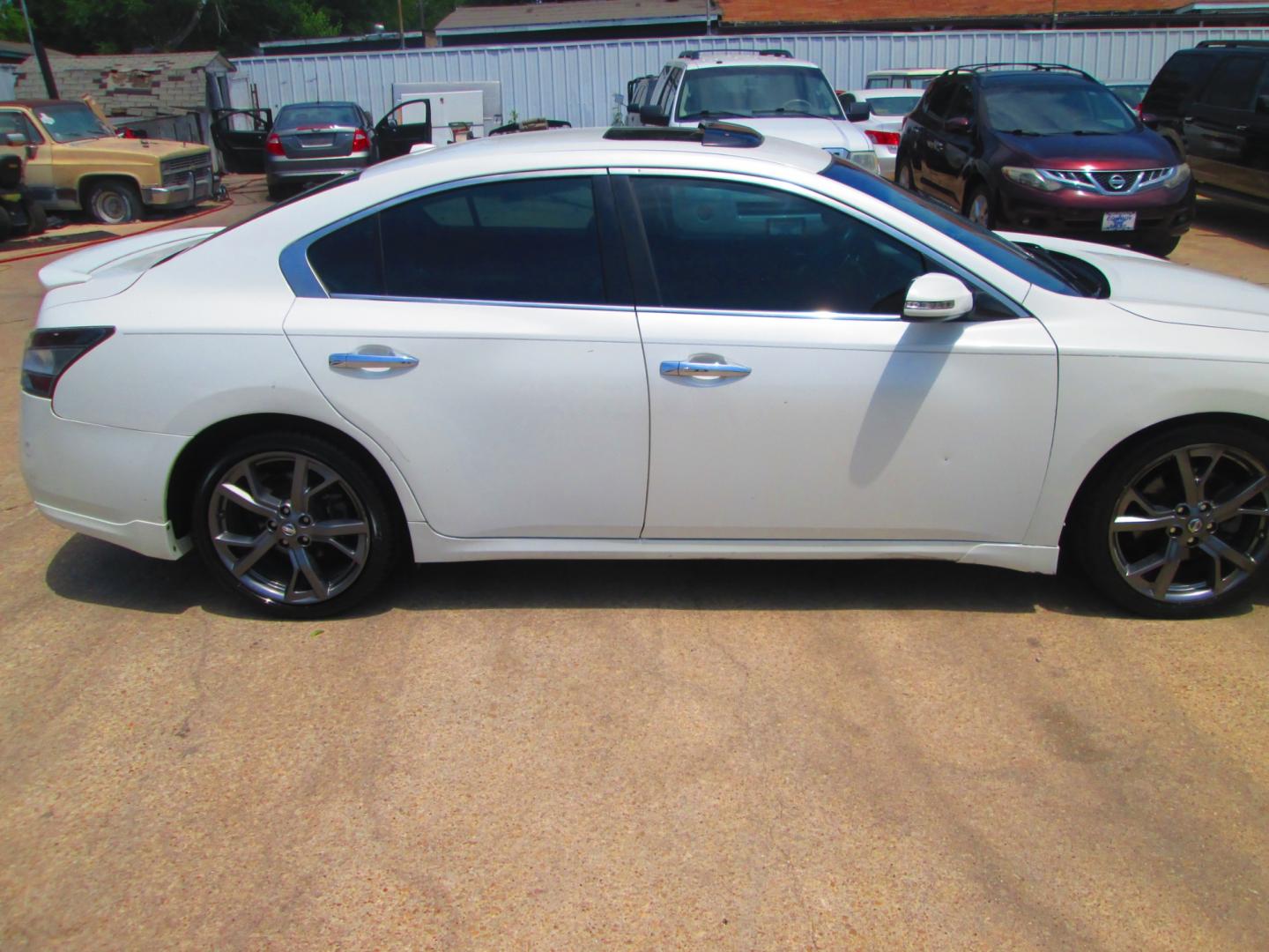 2013 WHITE Nissan Maxima SV (1N4AA5AP4DC) with an 3.5L V6 DOHC 24V engine, Continuously Variable Transmission transmission, located at 1815 NE 28th St., Fort Worth, TX, 76106, (817) 625-6251, 32.795582, -97.333069 - Photo#3