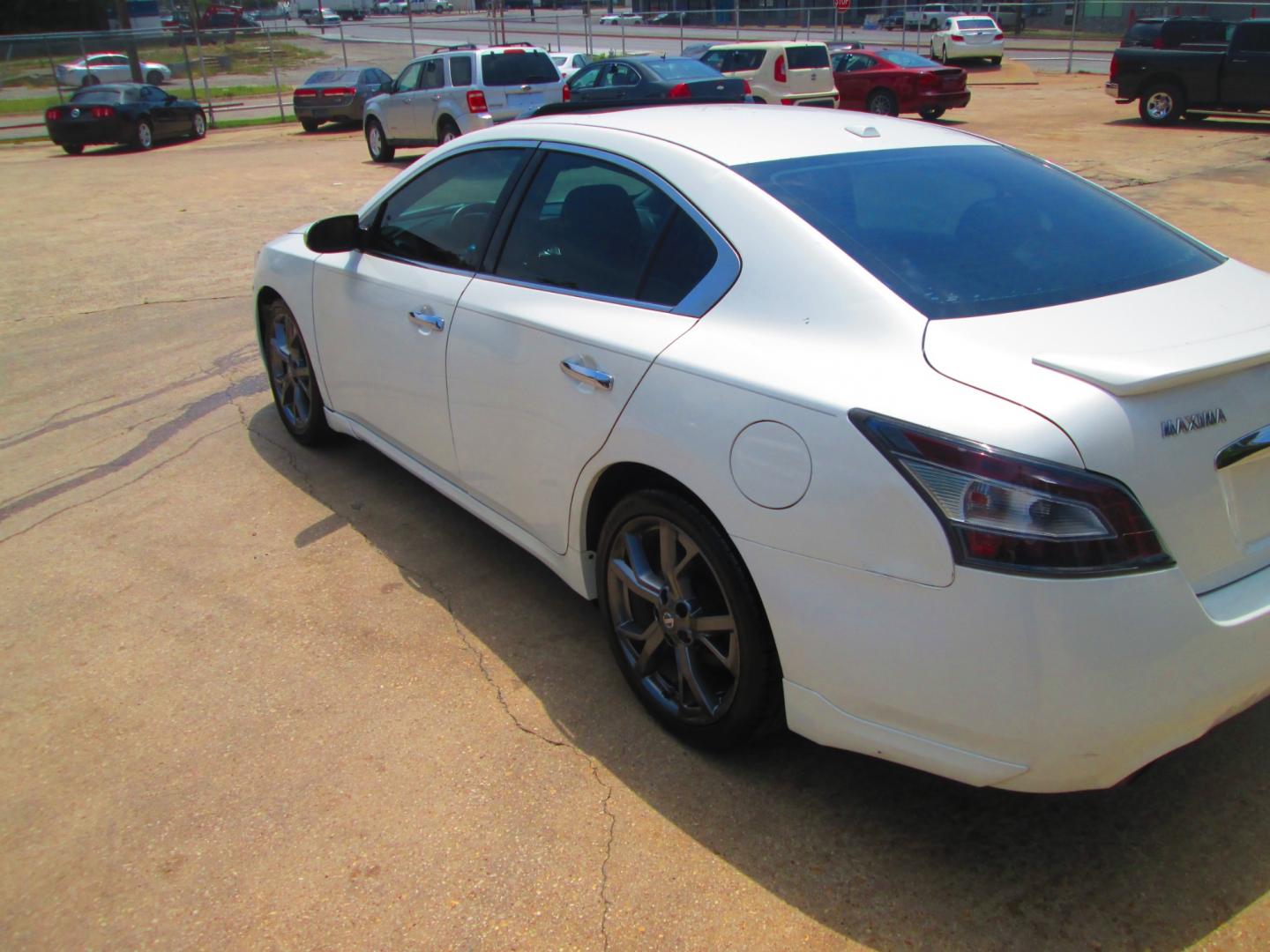 2013 WHITE Nissan Maxima SV (1N4AA5AP4DC) with an 3.5L V6 DOHC 24V engine, Continuously Variable Transmission transmission, located at 1815 NE 28th St., Fort Worth, TX, 76106, (817) 625-6251, 32.795582, -97.333069 - Photo#6