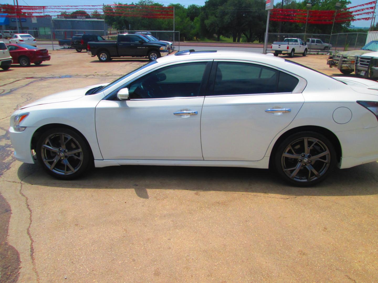 2013 WHITE Nissan Maxima SV (1N4AA5AP4DC) with an 3.5L V6 DOHC 24V engine, Continuously Variable Transmission transmission, located at 1815 NE 28th St., Fort Worth, TX, 76106, (817) 625-6251, 32.795582, -97.333069 - Photo#7