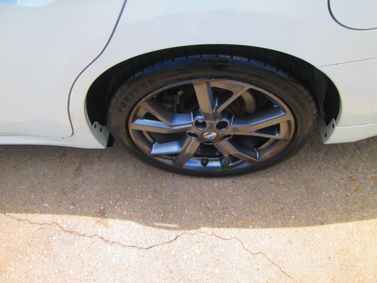 2013 WHITE Nissan Maxima SV (1N4AA5AP4DC) with an 3.5L V6 DOHC 24V engine, Continuously Variable Transmission transmission, located at 1815 NE 28th St., Fort Worth, TX, 76106, (817) 625-6251, 32.795582, -97.333069 - Photo#8