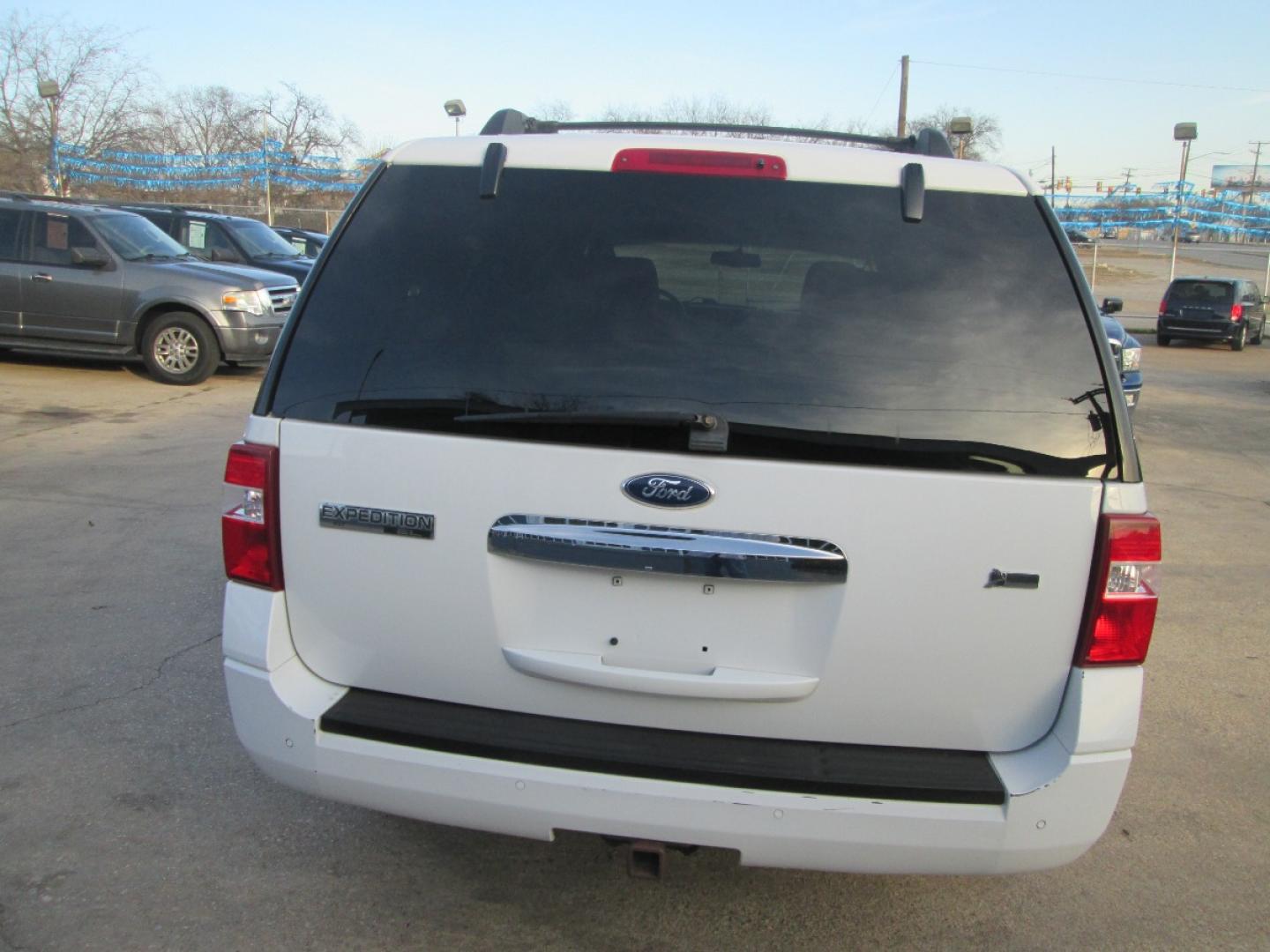 2011 WHITE Ford Expedition EL King Ranch 2WD (1FMJK1H53BE) with an 5.4L V8 SOHC 16V FFV engine, 6-Speed Automatic transmission, located at 1815 NE 28th St., Fort Worth, TX, 76106, (817) 625-6251, 32.795582, -97.333069 - Photo#5