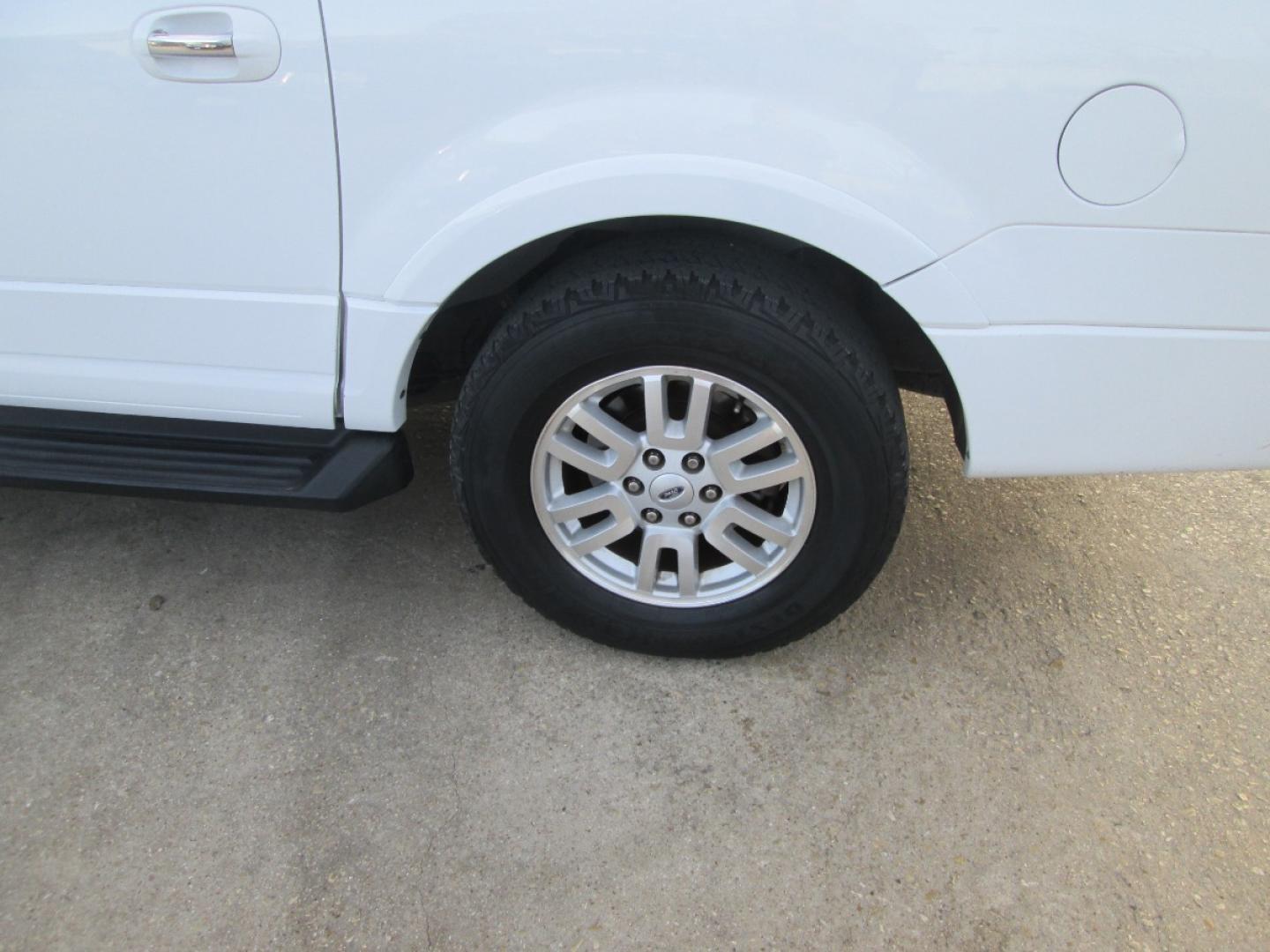 2011 WHITE Ford Expedition EL King Ranch 2WD (1FMJK1H53BE) with an 5.4L V8 SOHC 16V FFV engine, 6-Speed Automatic transmission, located at 1815 NE 28th St., Fort Worth, TX, 76106, (817) 625-6251, 32.795582, -97.333069 - Photo#8