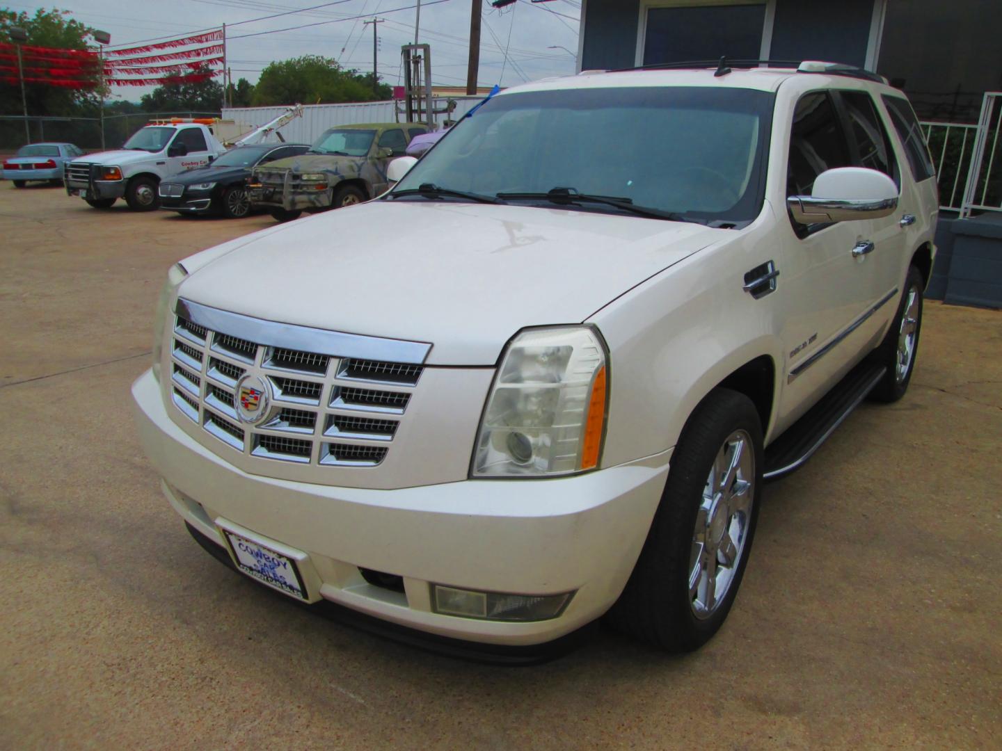 2010 WHITE Cadillac Escalade AWD Luxury (1GYUKBEF4AR) with an 6.2L V8 OHV 16V FFV engine, 6-Speed Automatic transmission, located at 1815 NE 28th St., Fort Worth, TX, 76106, (817) 625-6251, 32.795582, -97.333069 - Photo#0