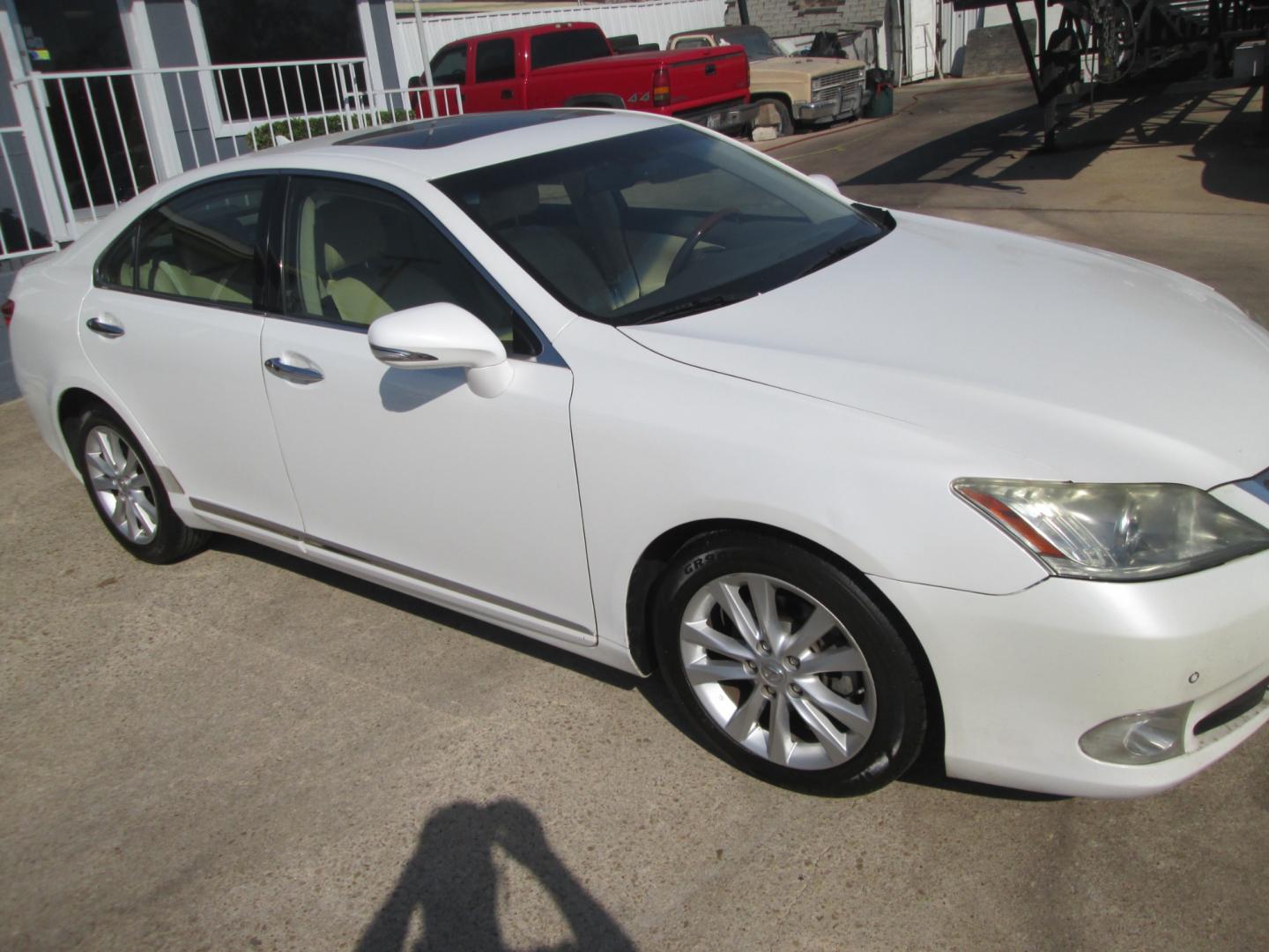 2012 WHITE Lexus ES 350 Sedan (JTHBK1EG7C2) with an 3.5L V6 DOHC 24V engine, 6-Speed Automatic transmission, located at 1815 NE 28th St., Fort Worth, TX, 76106, (817) 625-6251, 32.795582, -97.333069 - Photo#2