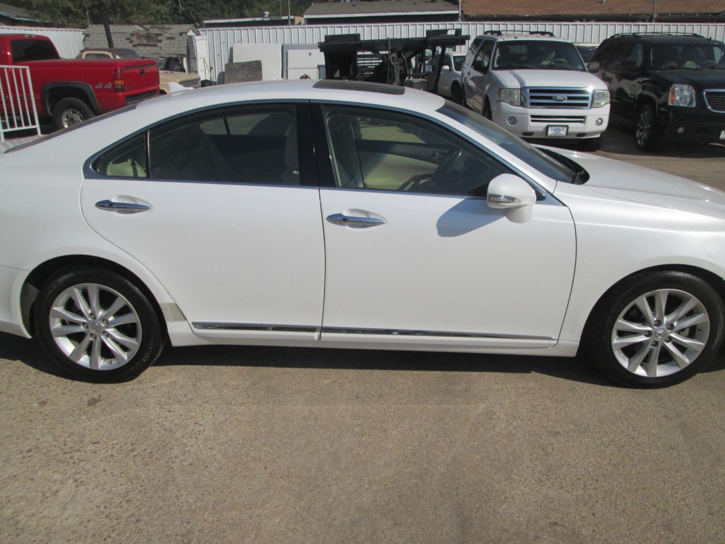 2012 WHITE Lexus ES 350 Sedan (JTHBK1EG7C2) with an 3.5L V6 DOHC 24V engine, 6-Speed Automatic transmission, located at 1815 NE 28th St., Fort Worth, TX, 76106, (817) 625-6251, 32.795582, -97.333069 - Photo#3