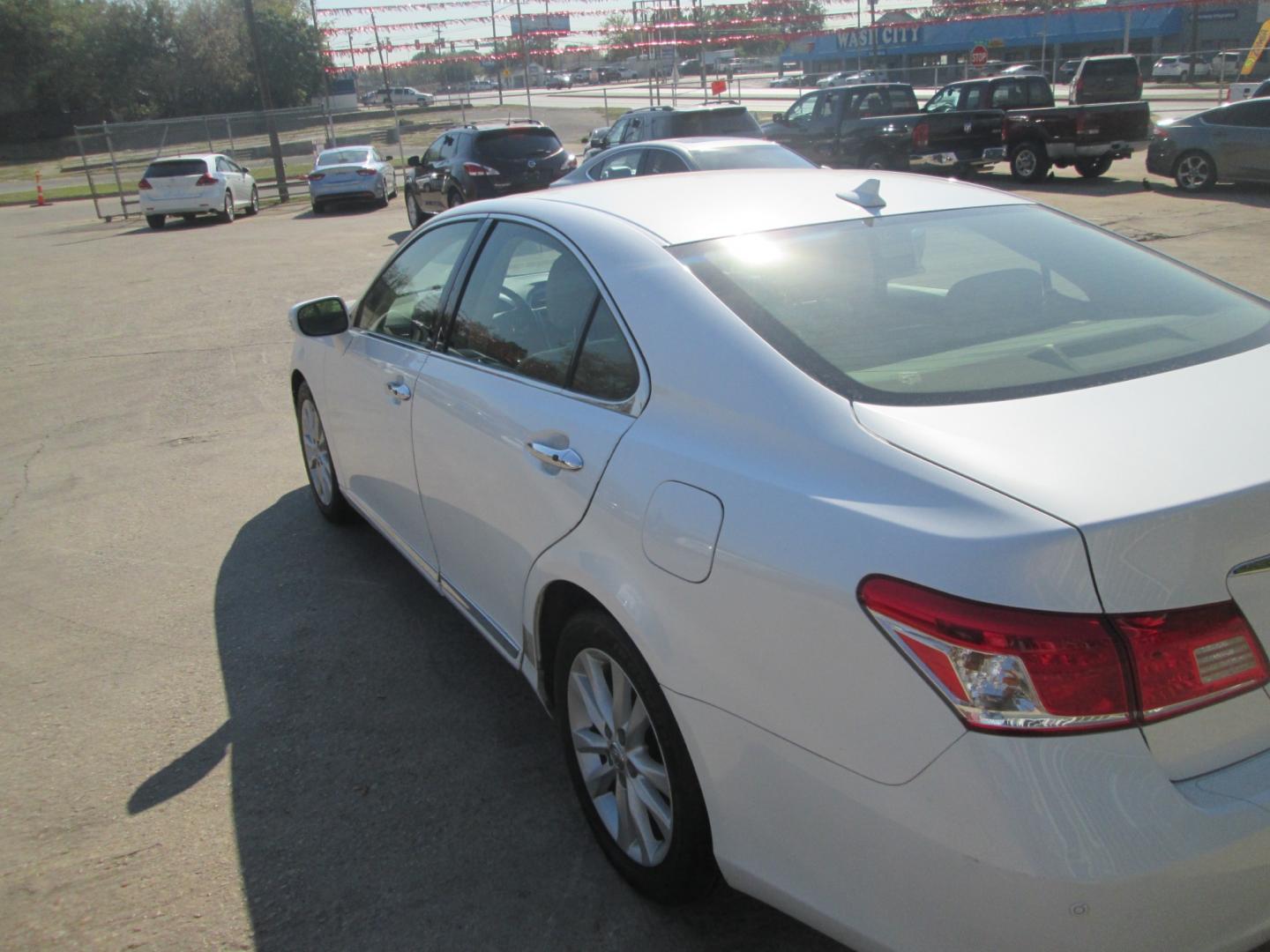 2012 WHITE Lexus ES 350 Sedan (JTHBK1EG7C2) with an 3.5L V6 DOHC 24V engine, 6-Speed Automatic transmission, located at 1815 NE 28th St., Fort Worth, TX, 76106, (817) 625-6251, 32.795582, -97.333069 - Photo#6