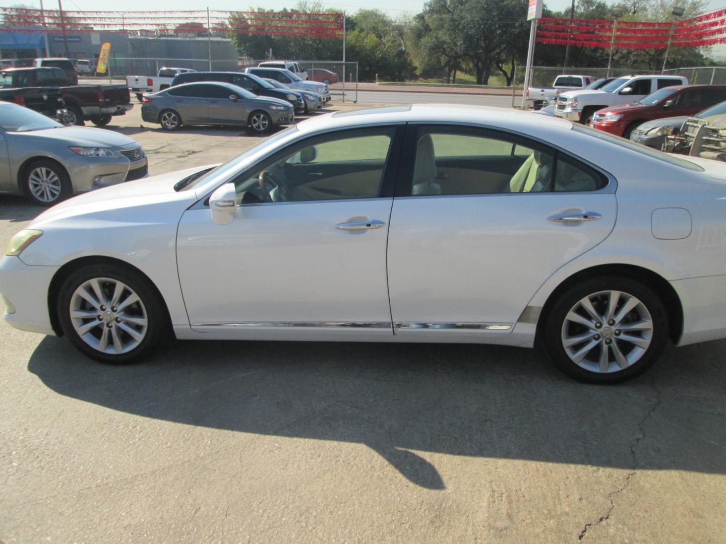 2012 WHITE Lexus ES 350 Sedan (JTHBK1EG7C2) with an 3.5L V6 DOHC 24V engine, 6-Speed Automatic transmission, located at 1815 NE 28th St., Fort Worth, TX, 76106, (817) 625-6251, 32.795582, -97.333069 - Photo#7