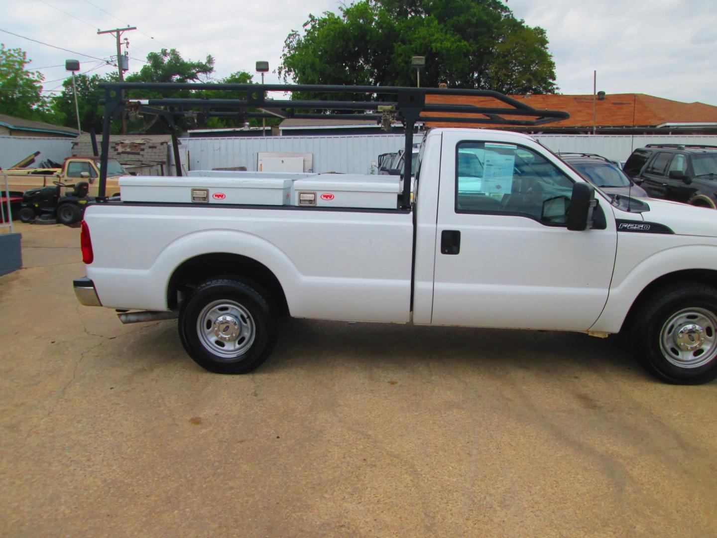 2014 WHITE Ford F-250 SD XL 2WD (1FTBF2A69EE) with an 6.2L V8 OHV 16V engine, 6-Speed Automatic transmission, located at 1815 NE 28th St., Fort Worth, TX, 76106, (817) 625-6251, 32.795582, -97.333069 - Photo#4