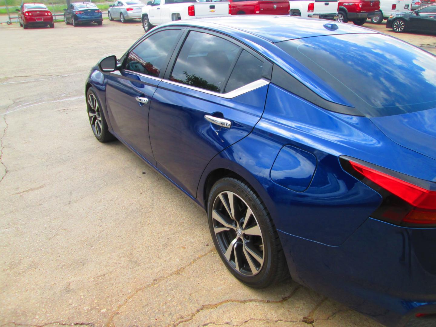 2020 BLUE Nissan Altima 2.5 S (1N4BL4BV1LC) with an 2.5L L4 DOHC 16V engine, CVT transmission, located at 1815 NE 28th St., Fort Worth, TX, 76106, (817) 625-6251, 32.795582, -97.333069 - Photo#6