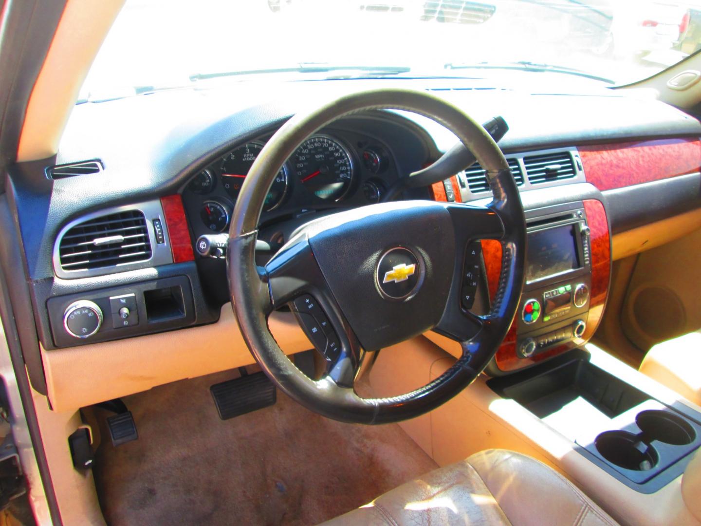 2007 GOLD Chevrolet Suburban LS 1500 2WD (1GNFC16047R) with an 5.3L V8 OHV 16V FFV engine, 4-Speed Automatic Overdrive transmission, located at 1815 NE 28th St., Fort Worth, TX, 76106, (817) 625-6251, 32.795582, -97.333069 - Photo#12