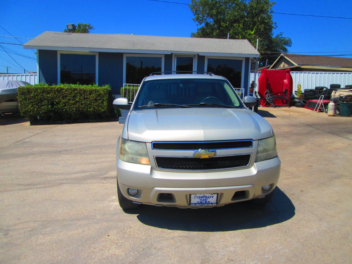 2007 GOLD Chevrolet Suburban LS 1500 2WD (1GNFC16047R) with an 5.3L V8 OHV 16V FFV engine, 4-Speed Automatic Overdrive transmission, located at 1815 NE 28th St., Fort Worth, TX, 76106, (817) 625-6251, 32.795582, -97.333069 - Photo#1