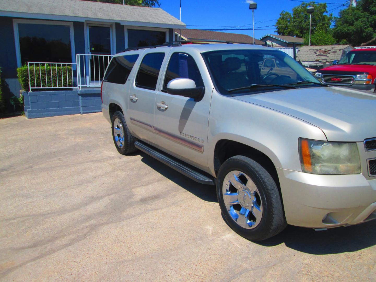 2007 GOLD Chevrolet Suburban LS 1500 2WD (1GNFC16047R) with an 5.3L V8 OHV 16V FFV engine, 4-Speed Automatic Overdrive transmission, located at 1815 NE 28th St., Fort Worth, TX, 76106, (817) 625-6251, 32.795582, -97.333069 - Photo#2