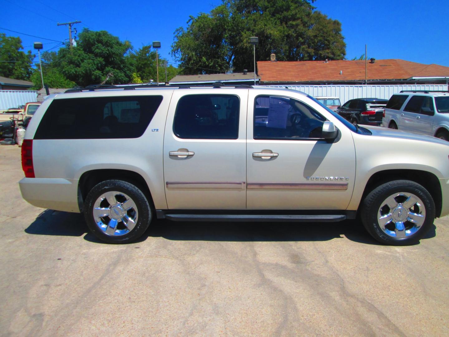 2007 GOLD Chevrolet Suburban LS 1500 2WD (1GNFC16047R) with an 5.3L V8 OHV 16V FFV engine, 4-Speed Automatic Overdrive transmission, located at 1815 NE 28th St., Fort Worth, TX, 76106, (817) 625-6251, 32.795582, -97.333069 - Photo#3