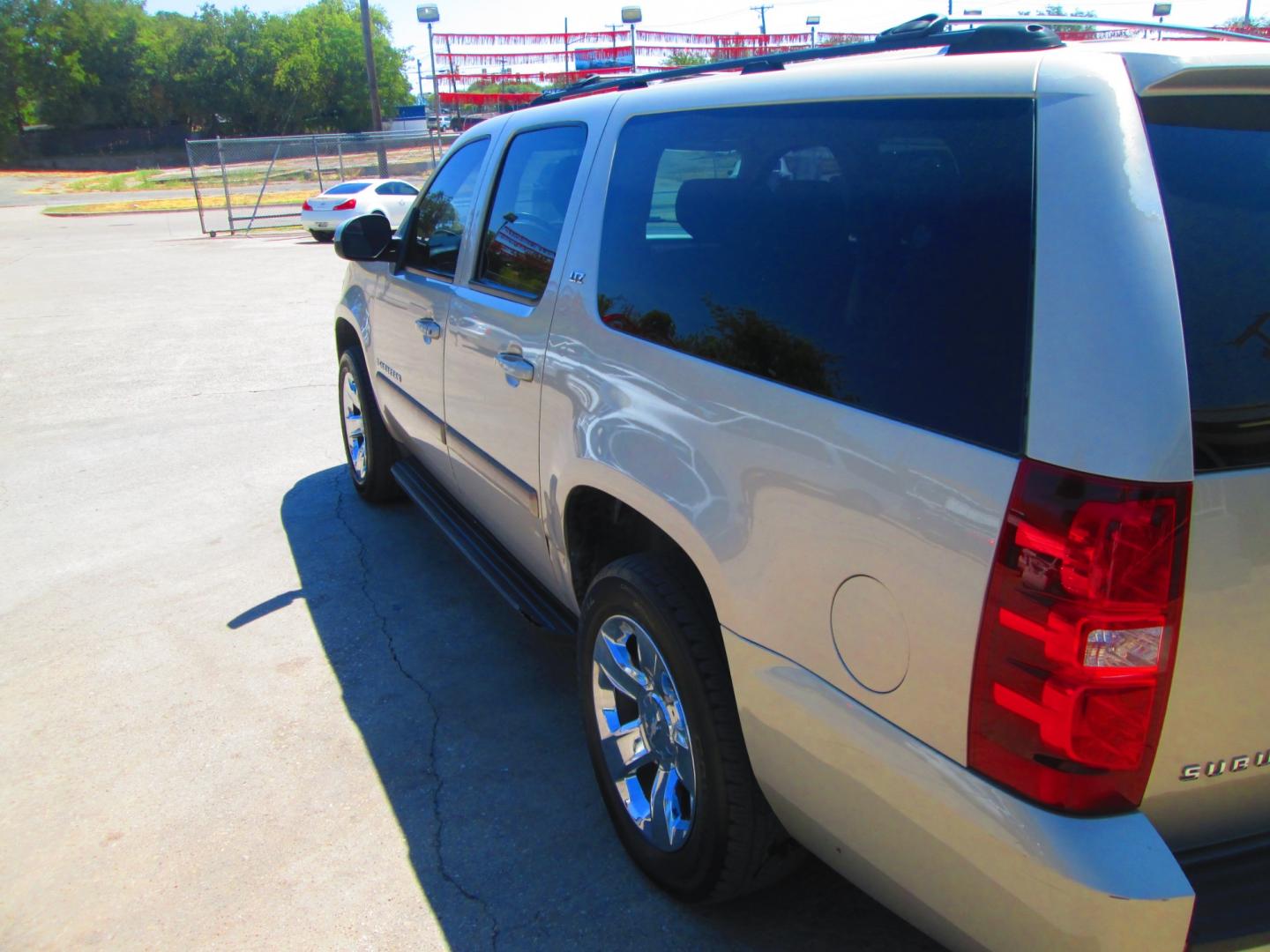 2007 GOLD Chevrolet Suburban LS 1500 2WD (1GNFC16047R) with an 5.3L V8 OHV 16V FFV engine, 4-Speed Automatic Overdrive transmission, located at 1815 NE 28th St., Fort Worth, TX, 76106, (817) 625-6251, 32.795582, -97.333069 - Photo#6