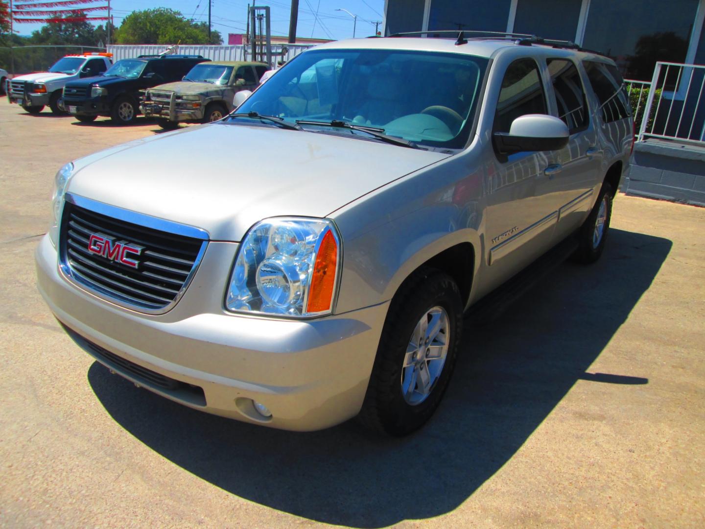 2014 GOLD GMC Yukon XL SLT 1/2 Ton 2WD (1GKS1KE0XER) with an 5.3L V8 OHV 16V FFV engine, 6-Speed Automatic transmission, located at 1815 NE 28th St., Fort Worth, TX, 76106, (817) 625-6251, 32.795582, -97.333069 - Photo#0