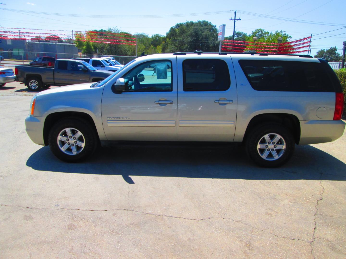 2014 GOLD GMC Yukon XL SLT 1/2 Ton 2WD (1GKS1KE0XER) with an 5.3L V8 OHV 16V FFV engine, 6-Speed Automatic transmission, located at 1815 NE 28th St., Fort Worth, TX, 76106, (817) 625-6251, 32.795582, -97.333069 - Photo#10