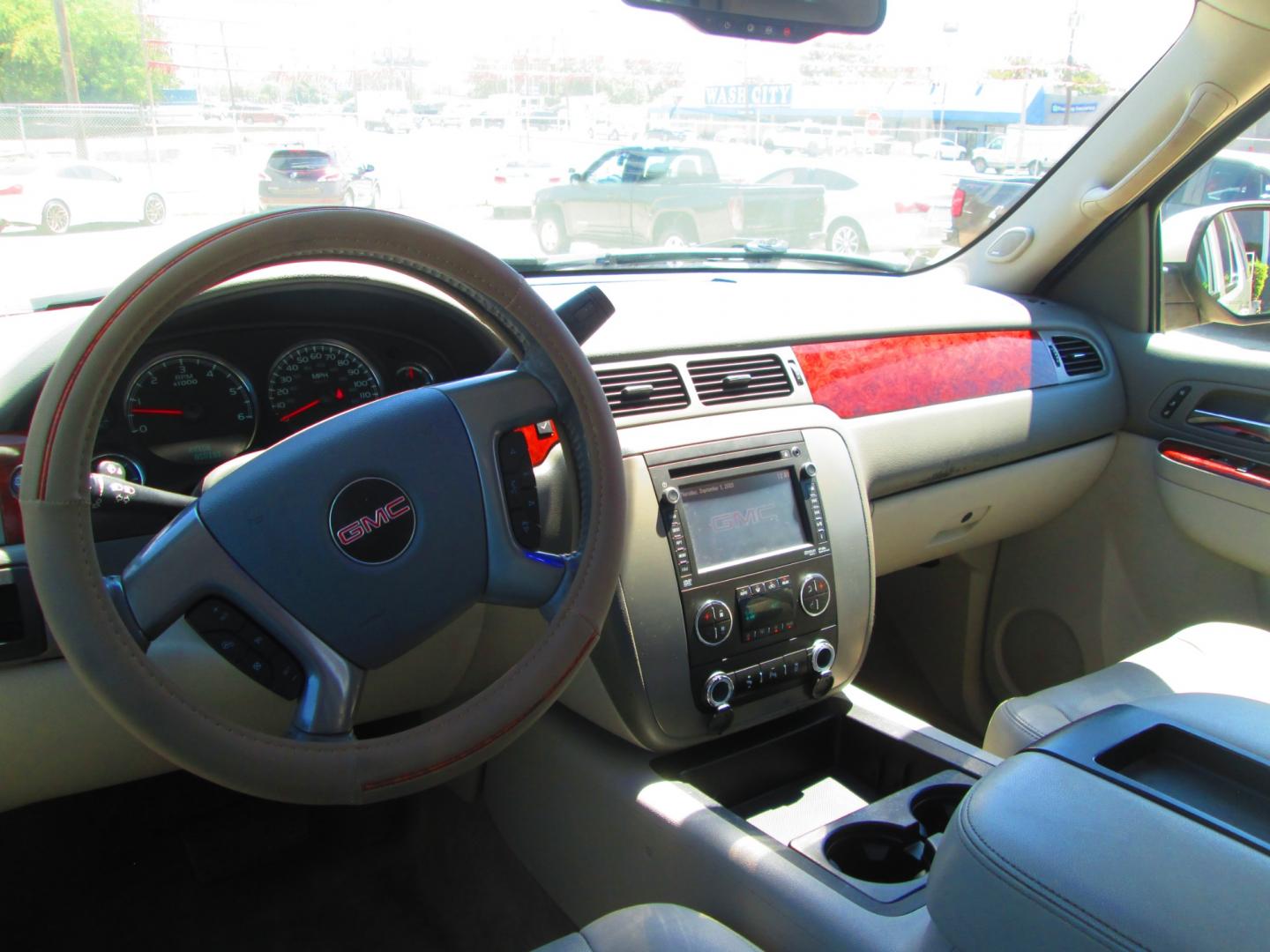 2014 GOLD GMC Yukon XL SLT 1/2 Ton 2WD (1GKS1KE0XER) with an 5.3L V8 OHV 16V FFV engine, 6-Speed Automatic transmission, located at 1815 NE 28th St., Fort Worth, TX, 76106, (817) 625-6251, 32.795582, -97.333069 - Photo#13