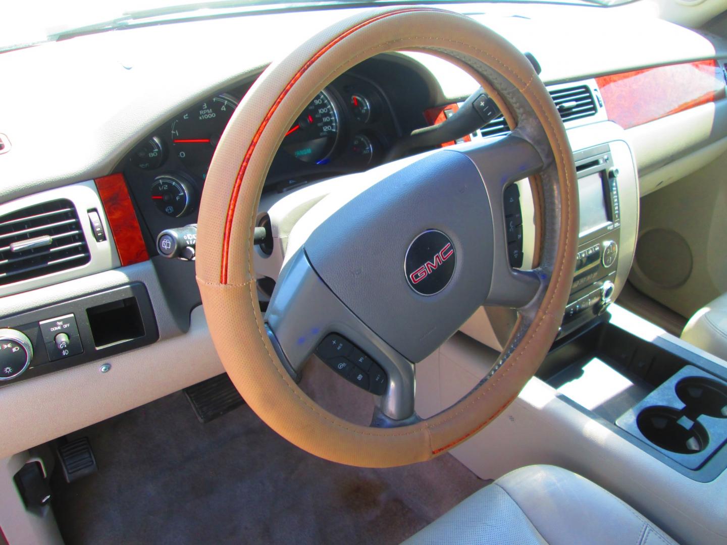 2014 GOLD GMC Yukon XL SLT 1/2 Ton 2WD (1GKS1KE0XER) with an 5.3L V8 OHV 16V FFV engine, 6-Speed Automatic transmission, located at 1815 NE 28th St., Fort Worth, TX, 76106, (817) 625-6251, 32.795582, -97.333069 - Photo#15