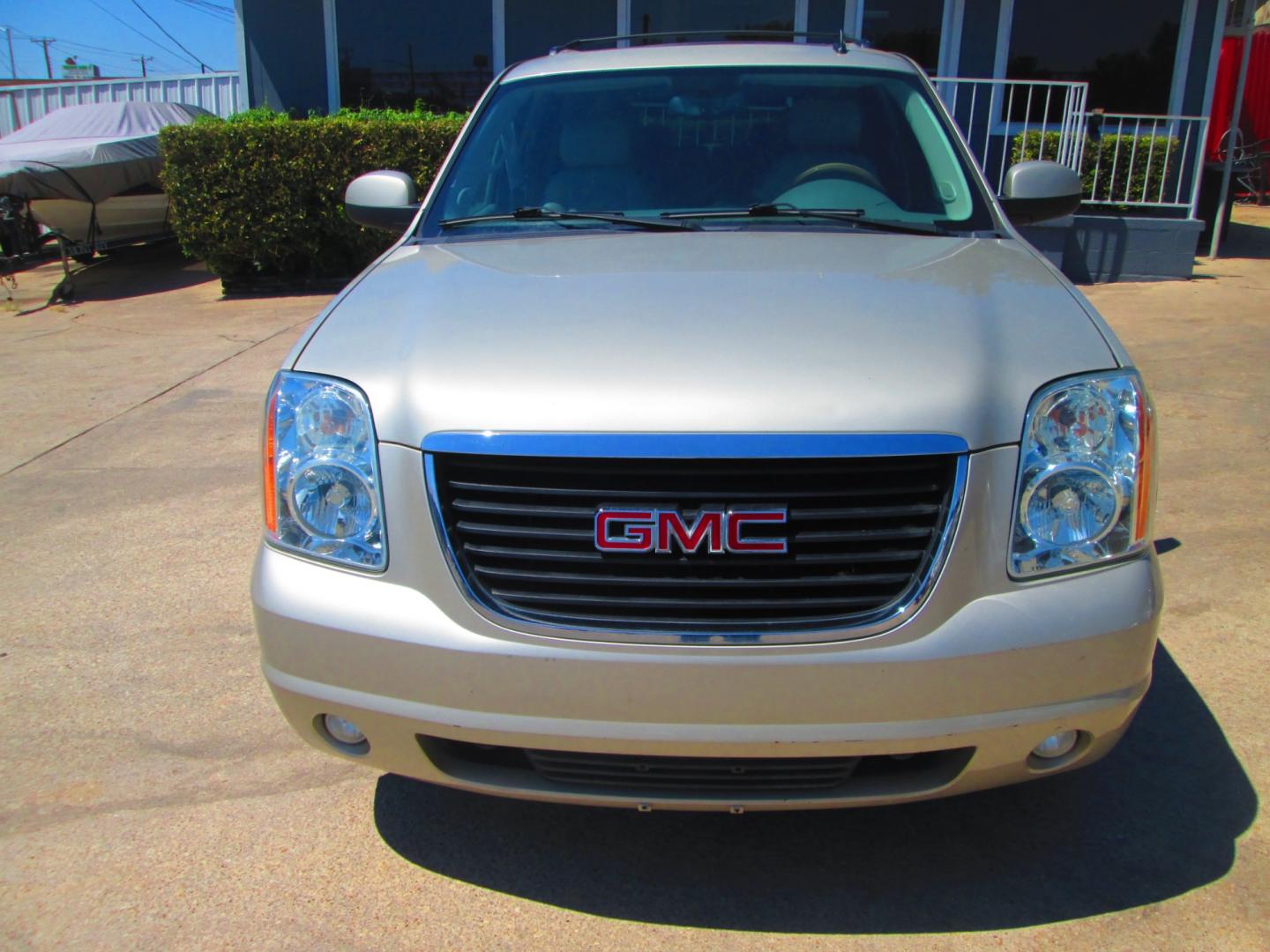 2014 GOLD GMC Yukon XL SLT 1/2 Ton 2WD (1GKS1KE0XER) with an 5.3L V8 OHV 16V FFV engine, 6-Speed Automatic transmission, located at 1815 NE 28th St., Fort Worth, TX, 76106, (817) 625-6251, 32.795582, -97.333069 - Photo#1