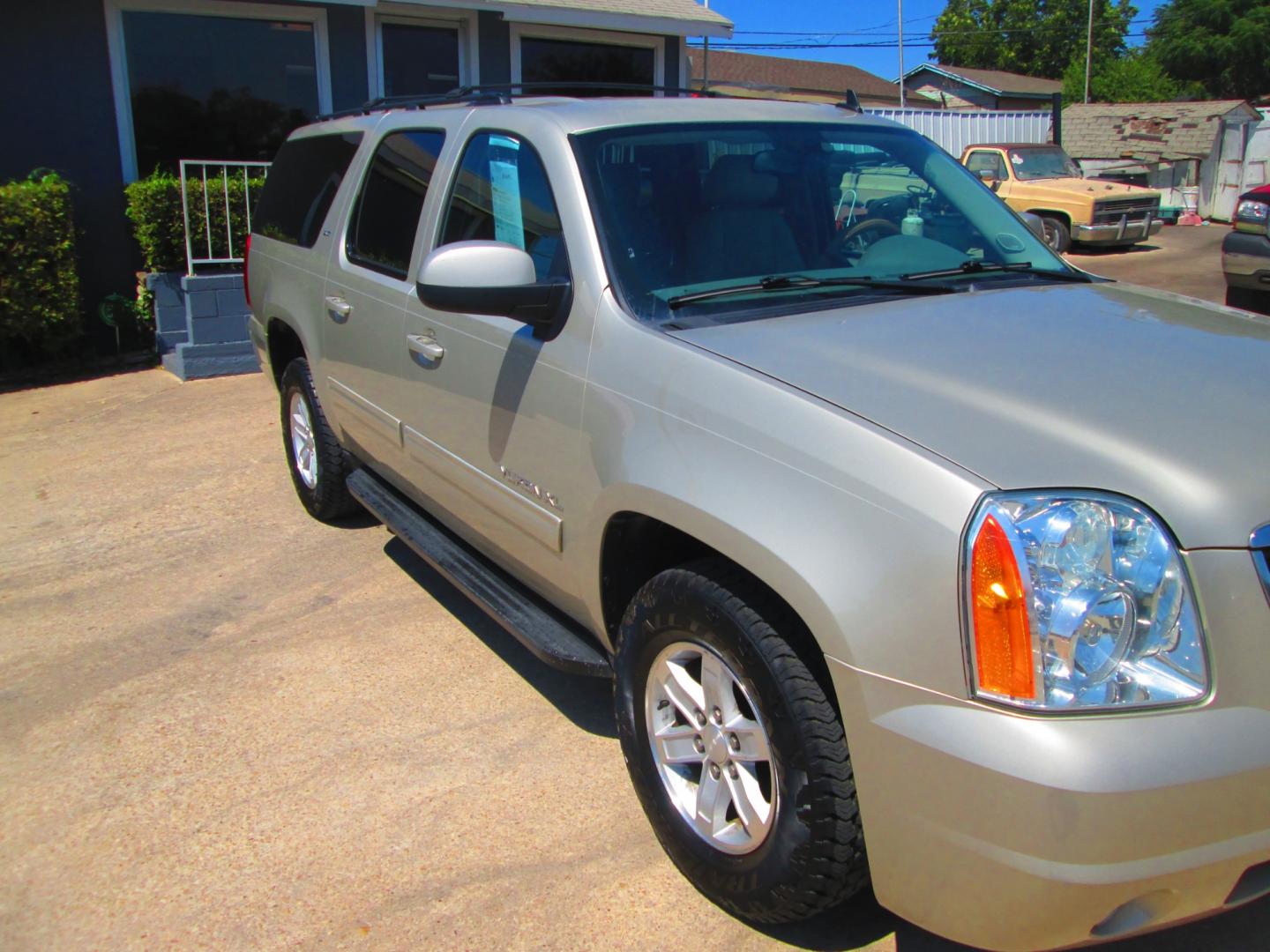 2014 GOLD GMC Yukon XL SLT 1/2 Ton 2WD (1GKS1KE0XER) with an 5.3L V8 OHV 16V FFV engine, 6-Speed Automatic transmission, located at 1815 NE 28th St., Fort Worth, TX, 76106, (817) 625-6251, 32.795582, -97.333069 - Photo#2