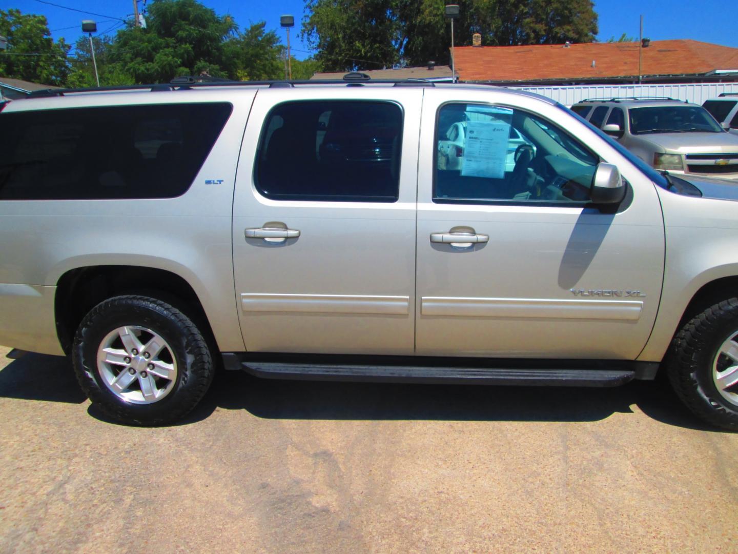 2014 GOLD GMC Yukon XL SLT 1/2 Ton 2WD (1GKS1KE0XER) with an 5.3L V8 OHV 16V FFV engine, 6-Speed Automatic transmission, located at 1815 NE 28th St., Fort Worth, TX, 76106, (817) 625-6251, 32.795582, -97.333069 - Photo#4