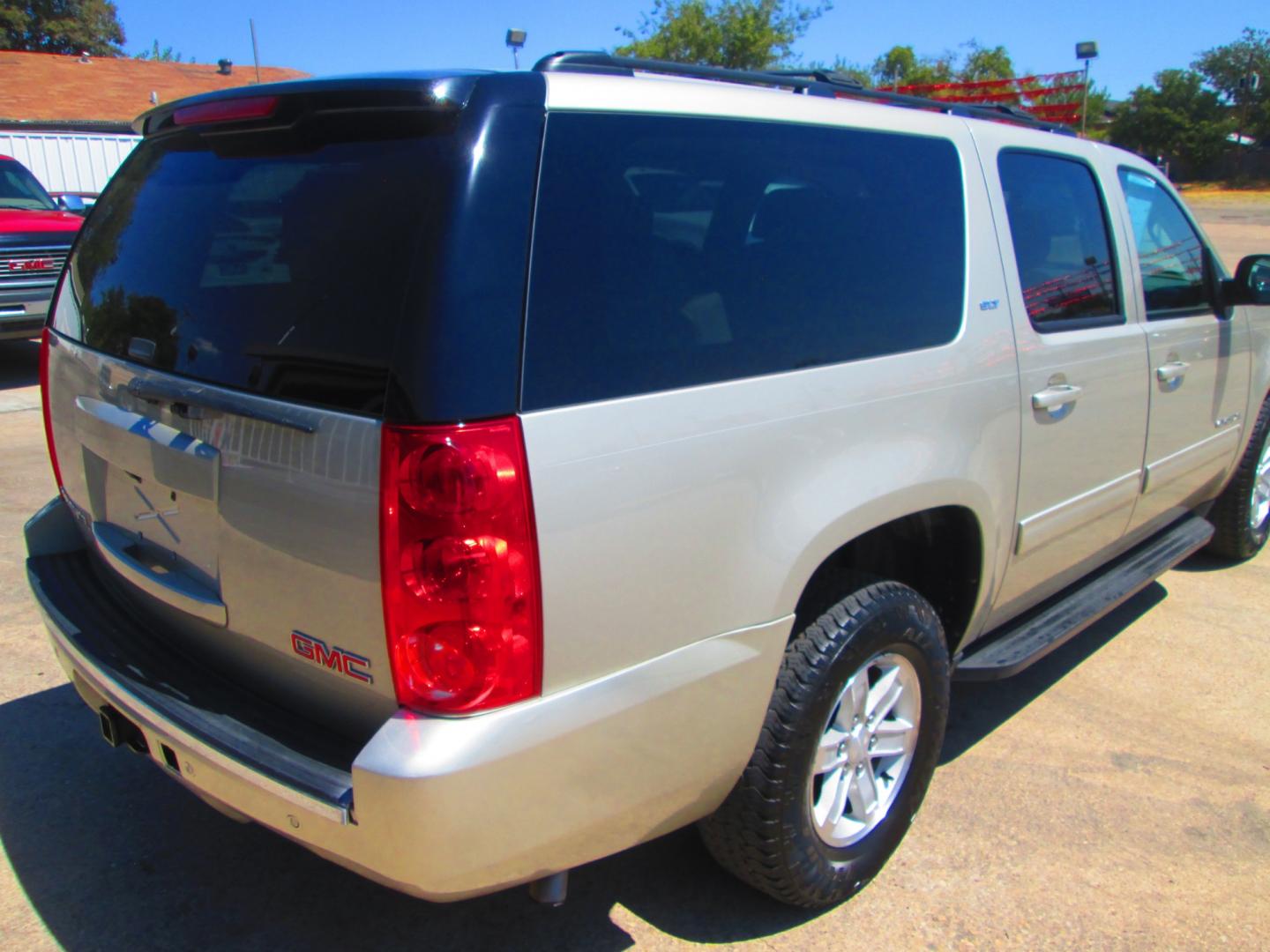 2014 GOLD GMC Yukon XL SLT 1/2 Ton 2WD (1GKS1KE0XER) with an 5.3L V8 OHV 16V FFV engine, 6-Speed Automatic transmission, located at 1815 NE 28th St., Fort Worth, TX, 76106, (817) 625-6251, 32.795582, -97.333069 - Photo#5