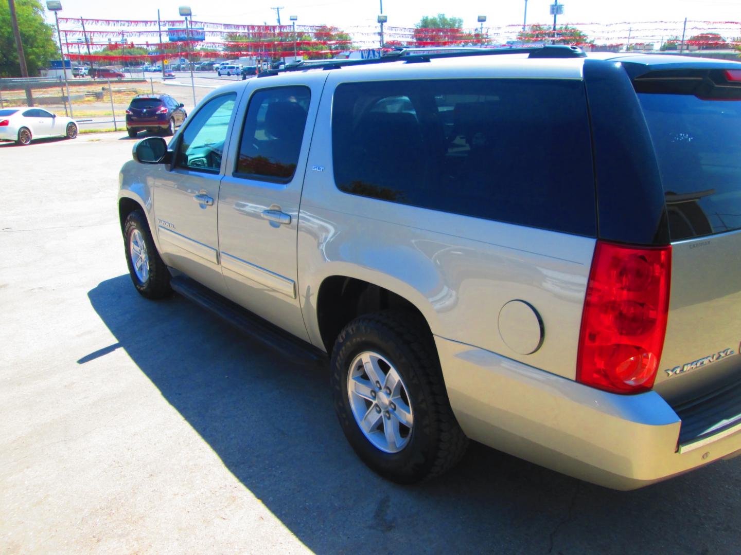 2014 GOLD GMC Yukon XL SLT 1/2 Ton 2WD (1GKS1KE0XER) with an 5.3L V8 OHV 16V FFV engine, 6-Speed Automatic transmission, located at 1815 NE 28th St., Fort Worth, TX, 76106, (817) 625-6251, 32.795582, -97.333069 - Photo#8