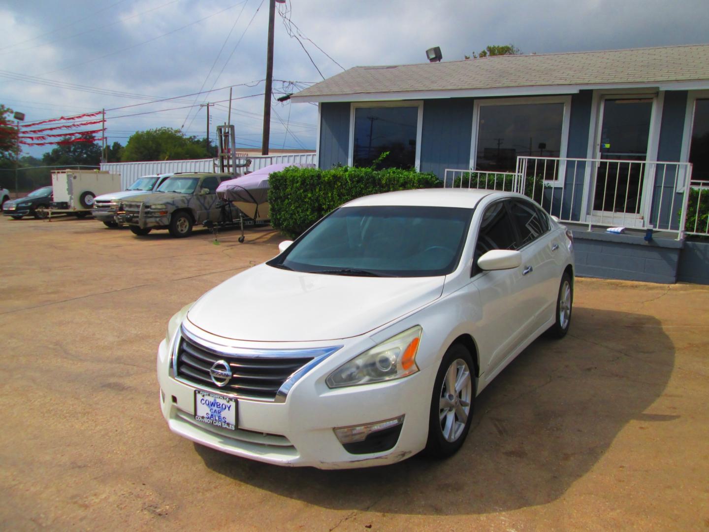 2015 WHITE Nissan Altima 2.5 S (1N4AL3AP4FN) with an 2.5L L4 DOHC 16V engine, Continuously Variable Transmission transmission, located at 1815 NE 28th St., Fort Worth, TX, 76106, (817) 625-6251, 32.795582, -97.333069 - Photo#0