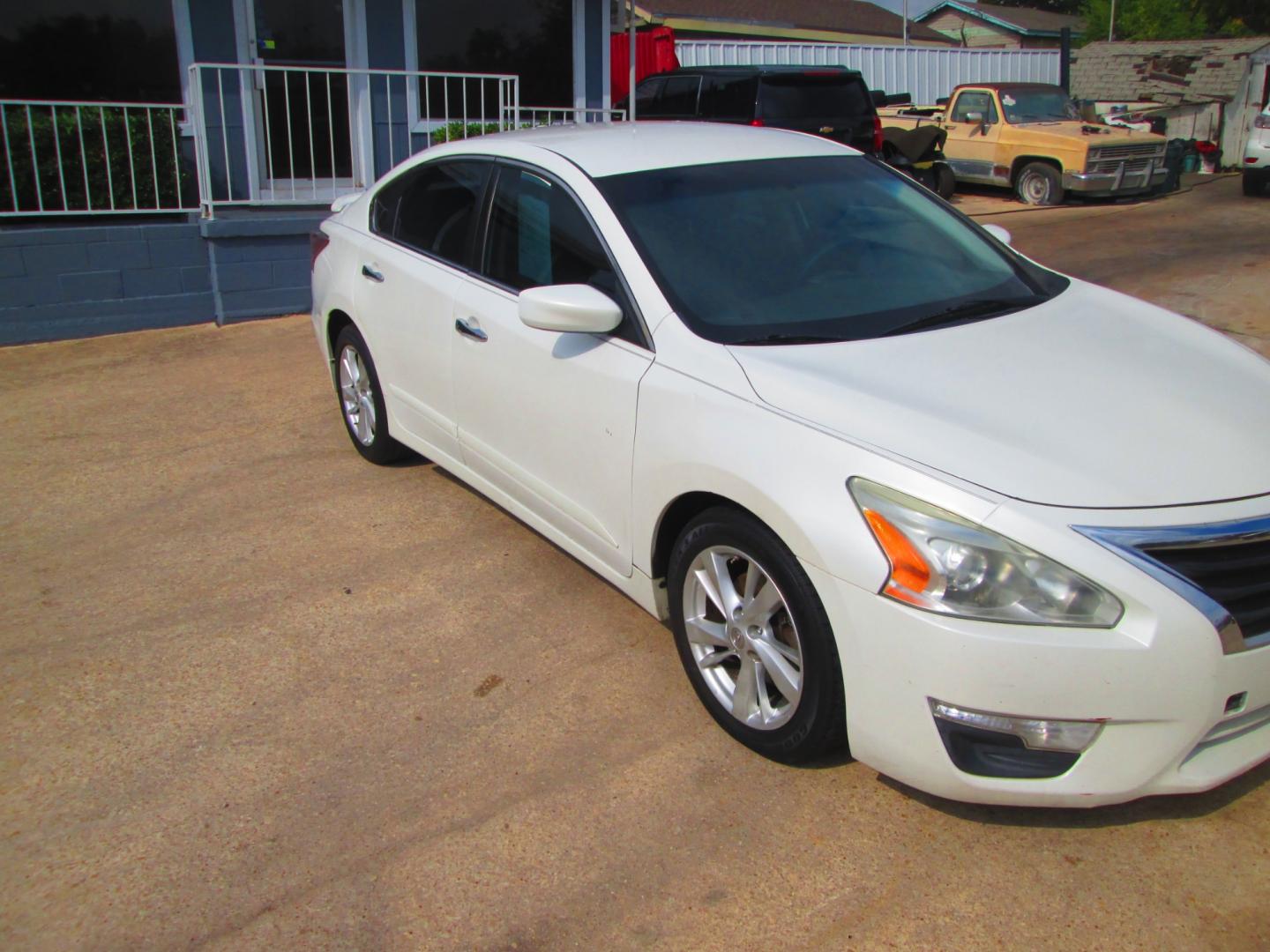 2015 WHITE Nissan Altima 2.5 S (1N4AL3AP4FN) with an 2.5L L4 DOHC 16V engine, Continuously Variable Transmission transmission, located at 1815 NE 28th St., Fort Worth, TX, 76106, (817) 625-6251, 32.795582, -97.333069 - Photo#2