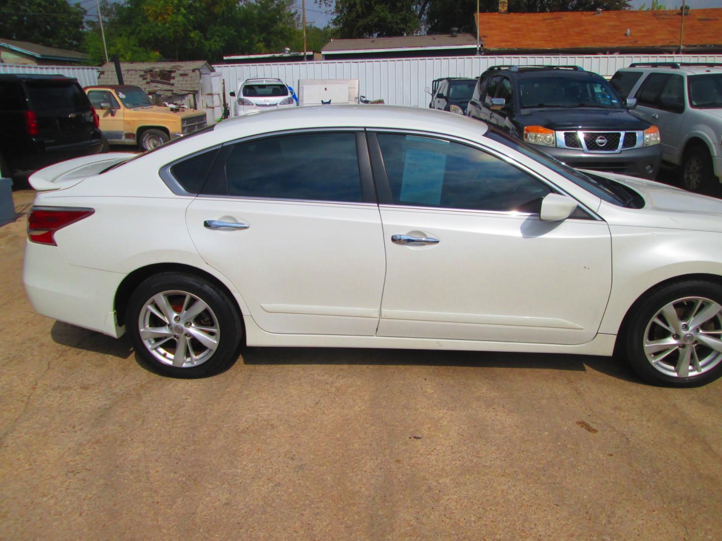 2015 WHITE Nissan Altima 2.5 S (1N4AL3AP4FN) with an 2.5L L4 DOHC 16V engine, Continuously Variable Transmission transmission, located at 1815 NE 28th St., Fort Worth, TX, 76106, (817) 625-6251, 32.795582, -97.333069 - Photo#3