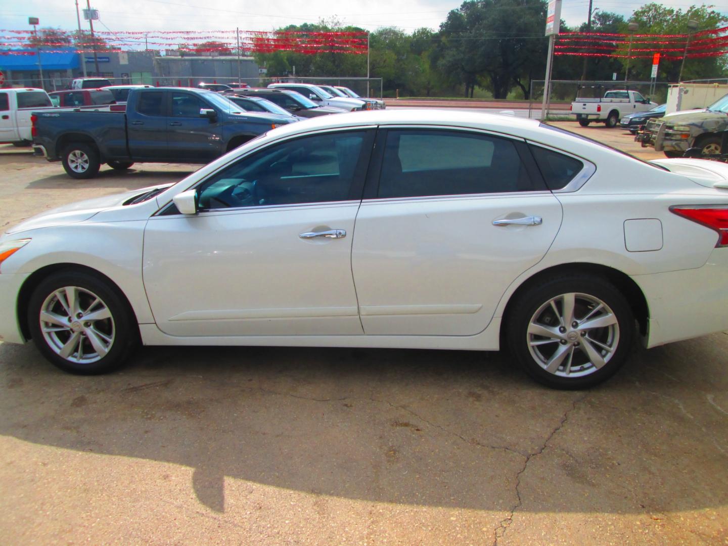 2015 WHITE Nissan Altima 2.5 S (1N4AL3AP4FN) with an 2.5L L4 DOHC 16V engine, Continuously Variable Transmission transmission, located at 1815 NE 28th St., Fort Worth, TX, 76106, (817) 625-6251, 32.795582, -97.333069 - Photo#8