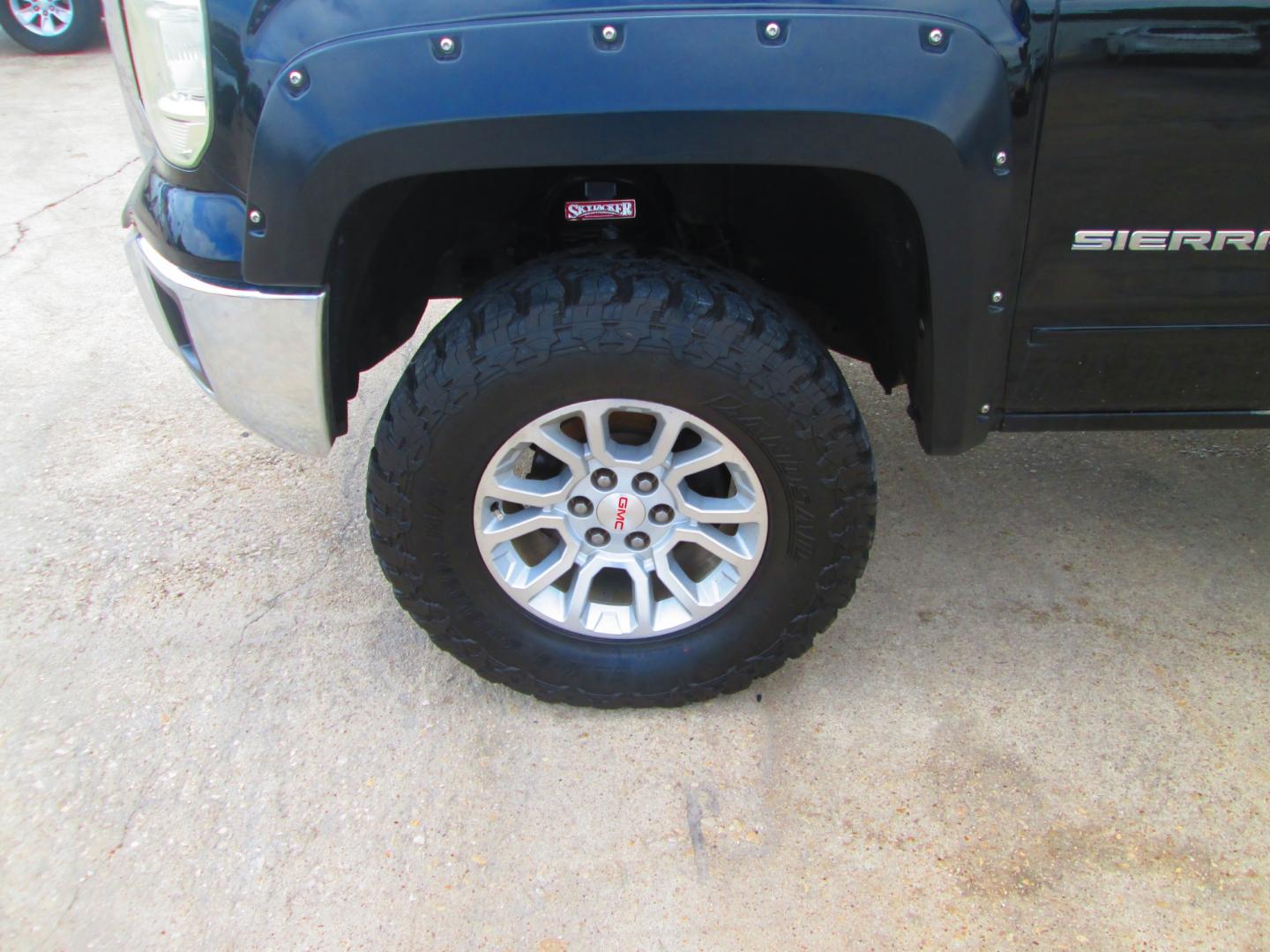 2015 BLACK GMC Sierra 1500 SLE Crew Cab Short Box 4WD (3GTU2UEC7FG) with an 5.3L V8 OHV 16V engine, 6-Speed Automatic transmission, located at 1815 NE 28th St., Fort Worth, TX, 76106, (817) 625-6251, 32.795582, -97.333069 - Photo#10