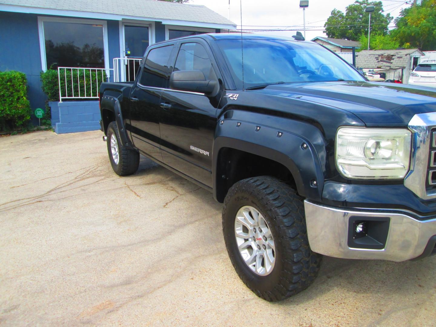 2015 BLACK GMC Sierra 1500 SLE Crew Cab Short Box 4WD (3GTU2UEC7FG) with an 5.3L V8 OHV 16V engine, 6-Speed Automatic transmission, located at 1815 NE 28th St., Fort Worth, TX, 76106, (817) 625-6251, 32.795582, -97.333069 - Photo#2