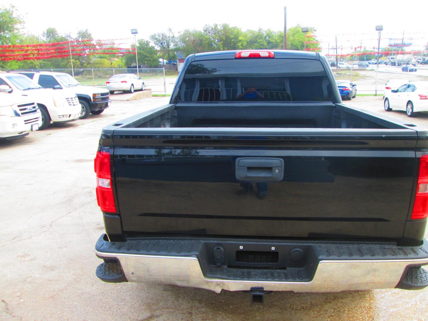 2015 BLACK GMC Sierra 1500 SLE Crew Cab Short Box 4WD (3GTU2UEC7FG) with an 5.3L V8 OHV 16V engine, 6-Speed Automatic transmission, located at 1815 NE 28th St., Fort Worth, TX, 76106, (817) 625-6251, 32.795582, -97.333069 - Photo#5