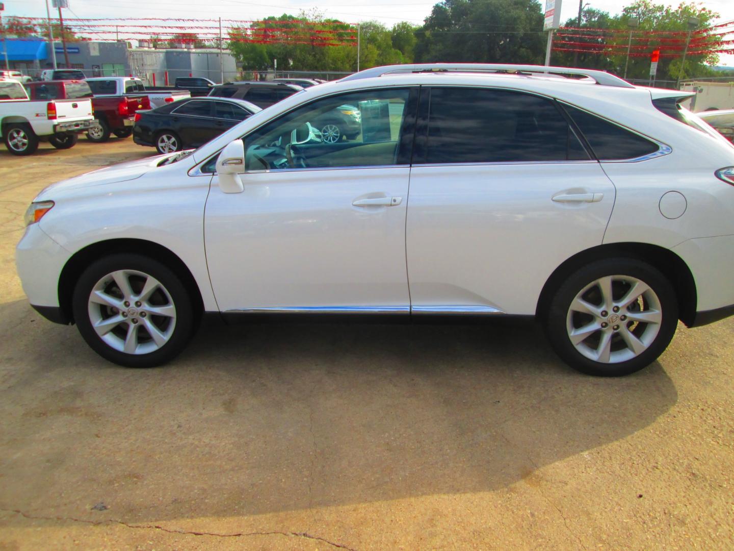 2011 WHITE Lexus RX 350 FWD (2T2ZK1BA2BC) with an 3.5L V6 DOHC 24V engine, 5-Speed Automatic transmission, located at 1815 NE 28th St., Fort Worth, TX, 76106, (817) 625-6251, 32.795582, -97.333069 - Photo#9