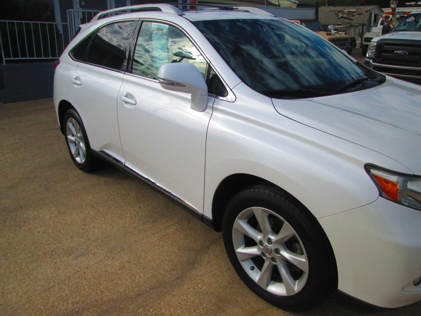 2011 WHITE Lexus RX 350 FWD (2T2ZK1BA2BC) with an 3.5L V6 DOHC 24V engine, 5-Speed Automatic transmission, located at 1815 NE 28th St., Fort Worth, TX, 76106, (817) 625-6251, 32.795582, -97.333069 - Photo#2