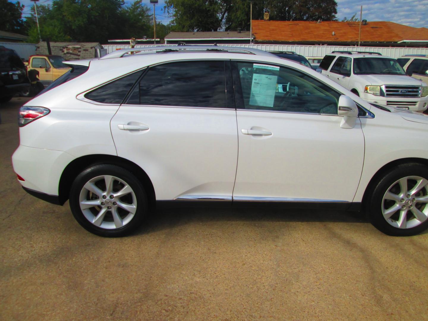 2011 WHITE Lexus RX 350 FWD (2T2ZK1BA2BC) with an 3.5L V6 DOHC 24V engine, 5-Speed Automatic transmission, located at 1815 NE 28th St., Fort Worth, TX, 76106, (817) 625-6251, 32.795582, -97.333069 - Photo#3