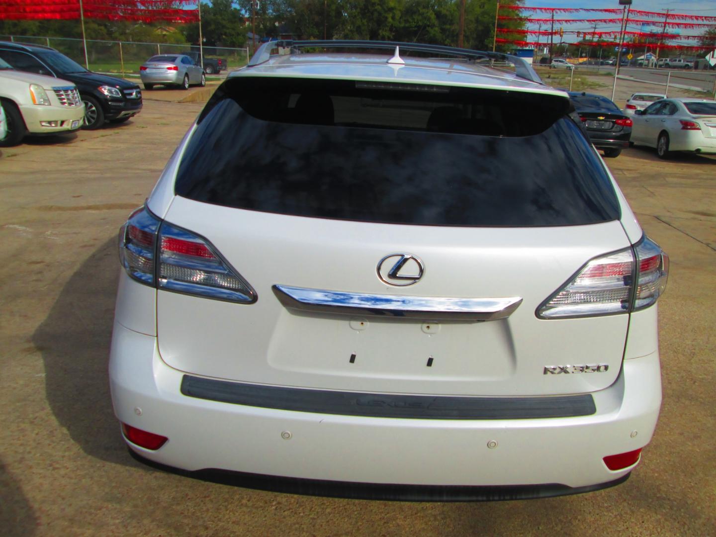 2011 WHITE Lexus RX 350 FWD (2T2ZK1BA2BC) with an 3.5L V6 DOHC 24V engine, 5-Speed Automatic transmission, located at 1815 NE 28th St., Fort Worth, TX, 76106, (817) 625-6251, 32.795582, -97.333069 - Photo#5