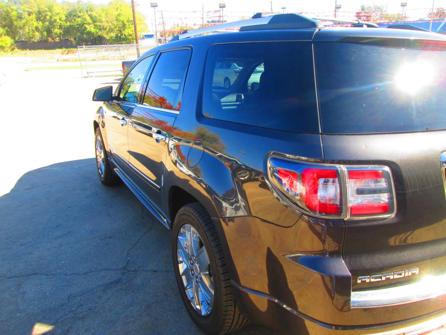 2015 GRAY GMC Acadia Denali AWD (1GKKVTKD1FJ) with an 3.6L V6 DOHC 24V engine, 6-Speed Automatic transmission, located at 1815 NE 28th St., Fort Worth, TX, 76106, (817) 625-6251, 32.795582, -97.333069 - Photo#5