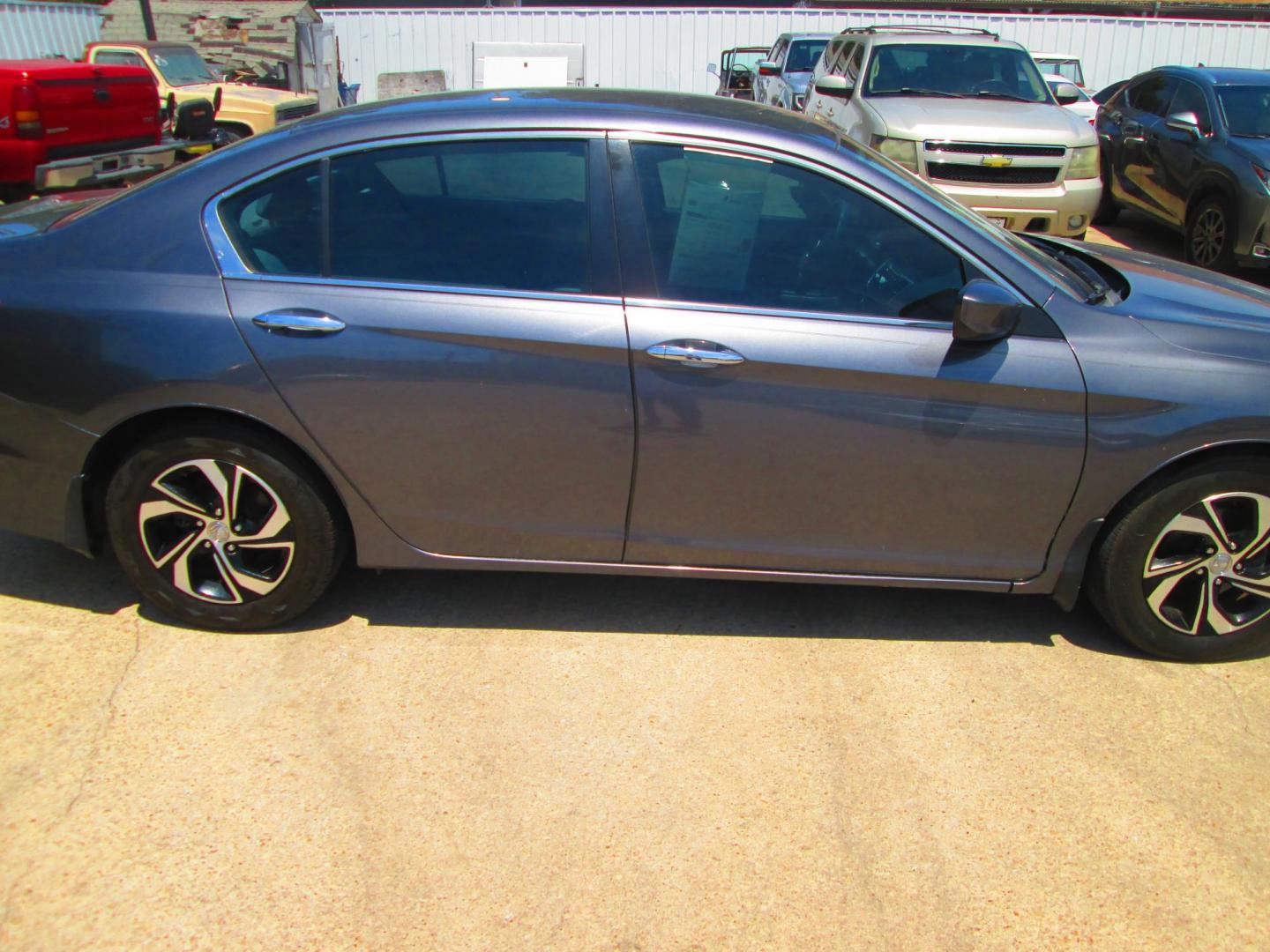 2017 GRAY Honda Accord (1HGCR2F33HA) , located at 1815 NE 28th St., Fort Worth, TX, 76106, (817) 625-6251, 32.795582, -97.333069 - Photo#4