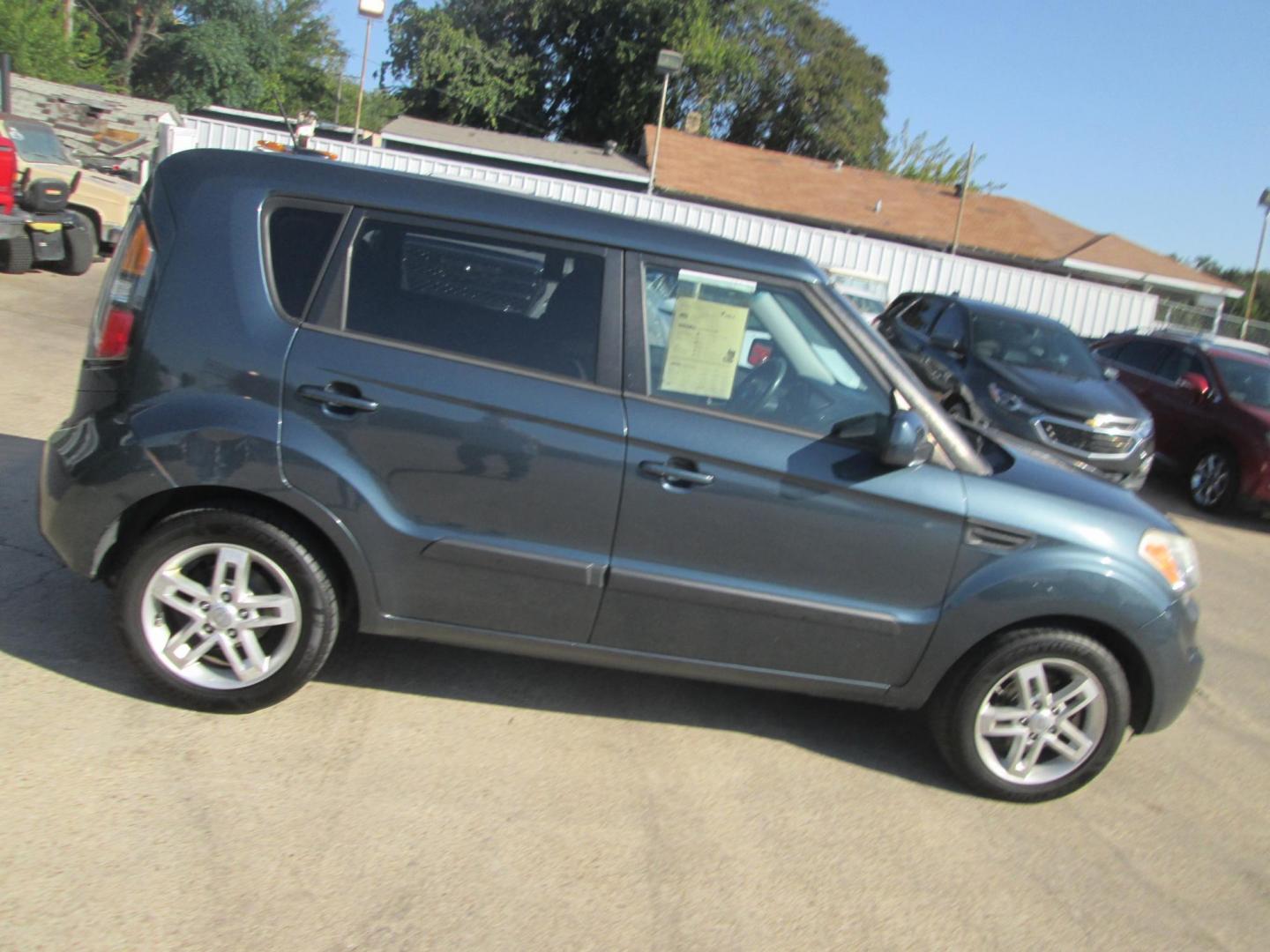 2011 BLUE Kia Soul ! (KNDJT2A25B7) with an 2.0L L4 DOHC 16V engine, located at 1815 NE 28th St., Fort Worth, TX, 76106, (817) 625-6251, 32.795582, -97.333069 - Photo#3