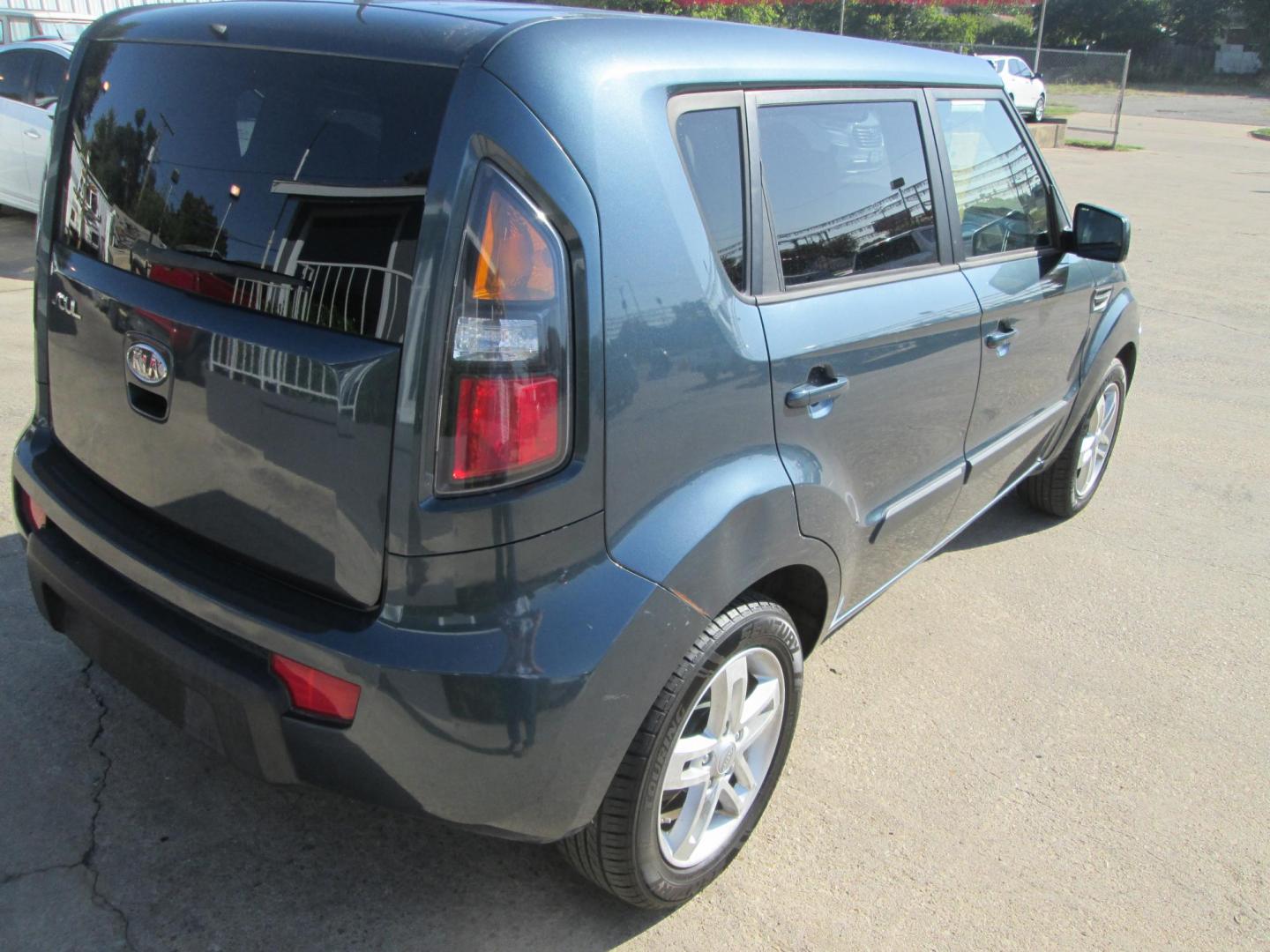 2011 BLUE Kia Soul ! (KNDJT2A25B7) with an 2.0L L4 DOHC 16V engine, located at 1815 NE 28th St., Fort Worth, TX, 76106, (817) 625-6251, 32.795582, -97.333069 - Photo#4