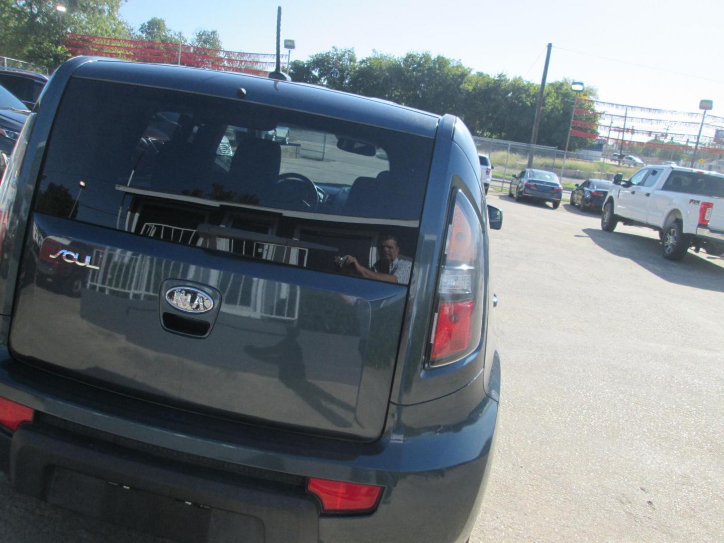 2011 BLUE Kia Soul ! (KNDJT2A25B7) with an 2.0L L4 DOHC 16V engine, located at 1815 NE 28th St., Fort Worth, TX, 76106, (817) 625-6251, 32.795582, -97.333069 - Photo#6