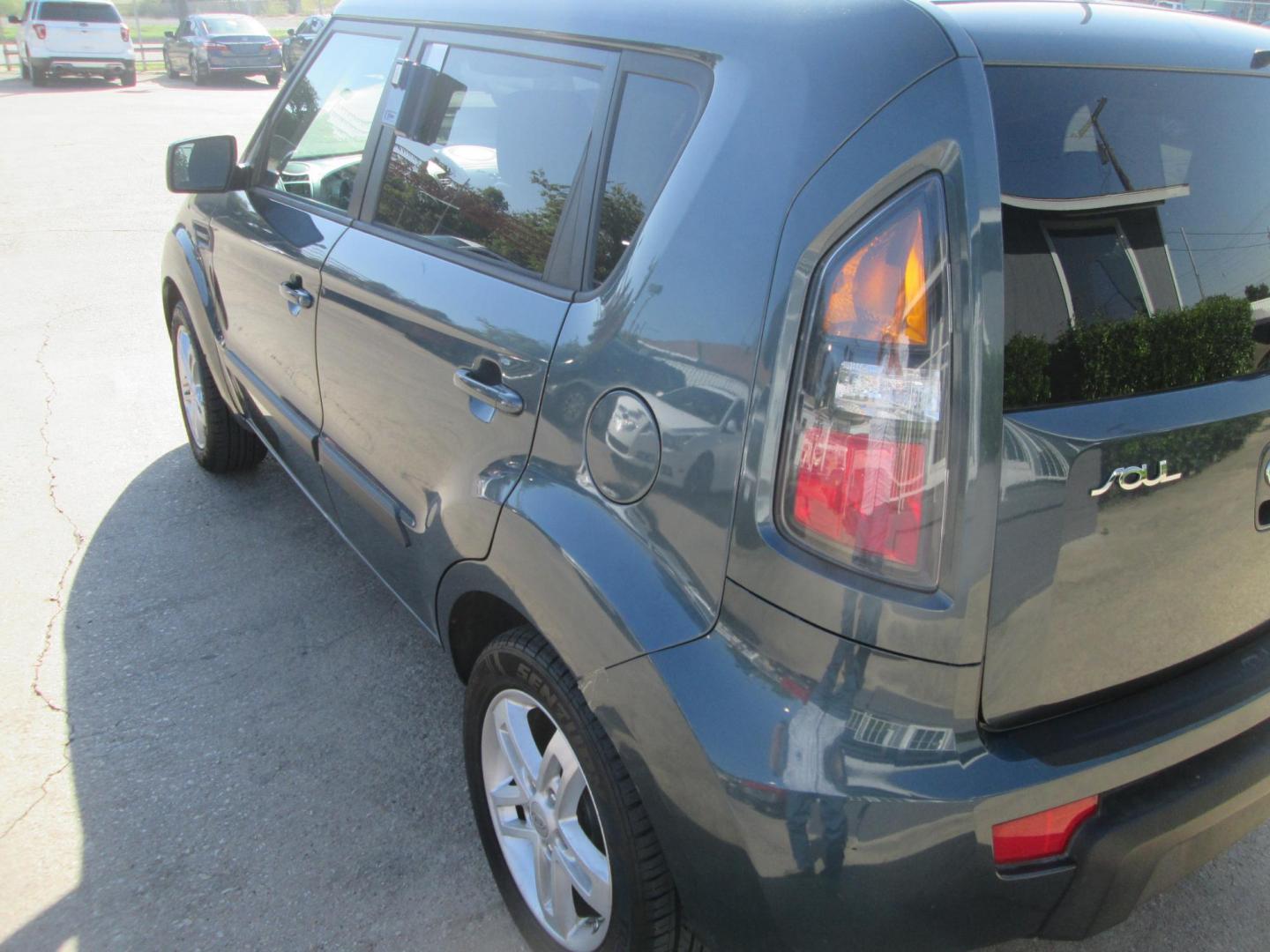 2011 BLUE Kia Soul ! (KNDJT2A25B7) with an 2.0L L4 DOHC 16V engine, located at 1815 NE 28th St., Fort Worth, TX, 76106, (817) 625-6251, 32.795582, -97.333069 - Photo#7