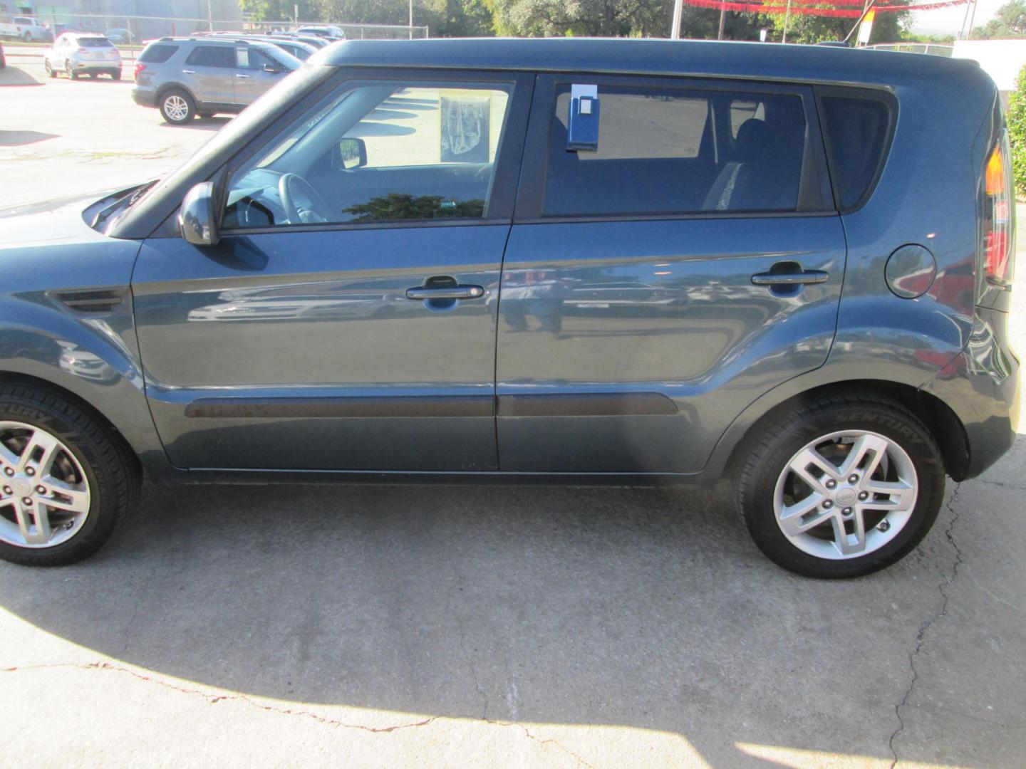 2011 BLUE Kia Soul ! (KNDJT2A25B7) with an 2.0L L4 DOHC 16V engine, located at 1815 NE 28th St., Fort Worth, TX, 76106, (817) 625-6251, 32.795582, -97.333069 - Photo#8