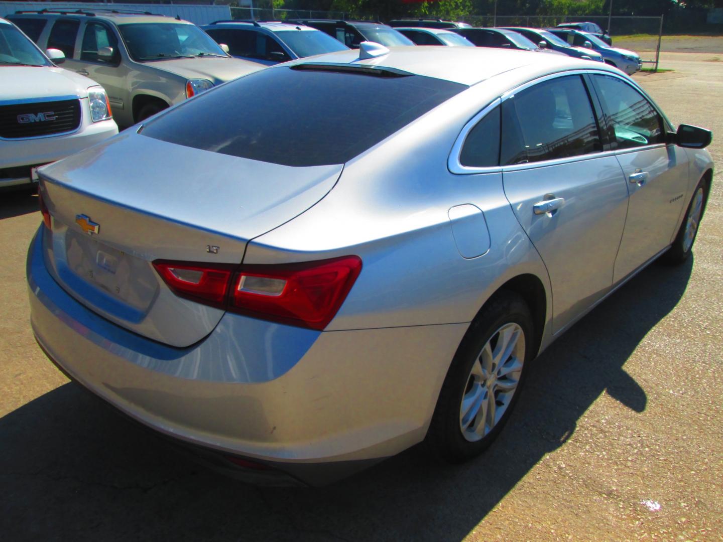 2018 SILVER Chevrolet Malibu (1G1ZD5ST0JF) , located at 1815 NE 28th St., Fort Worth, TX, 76106, (817) 625-6251, 32.795582, -97.333069 - Photo#4