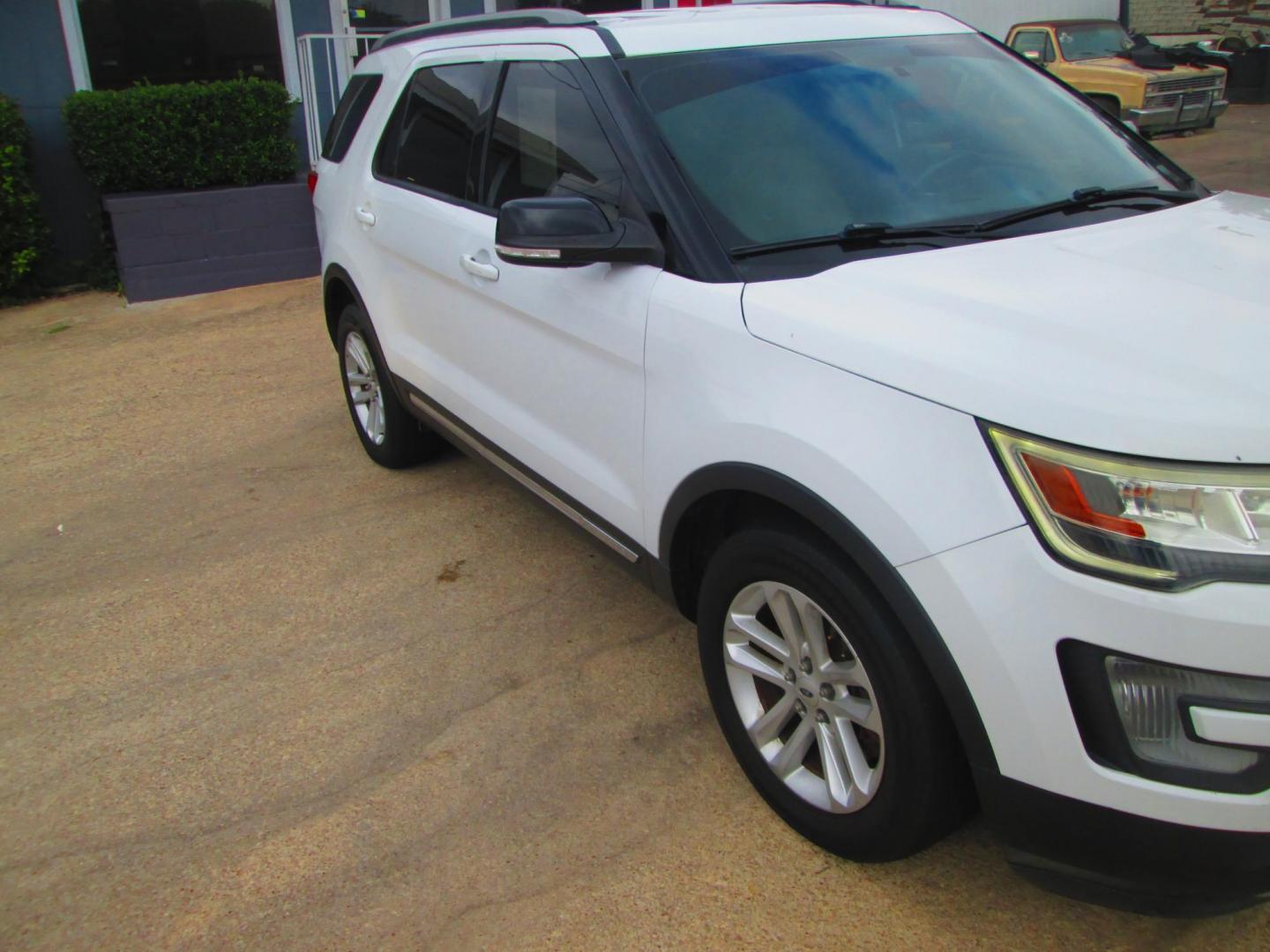 2017 WHITE Ford Explorer XLT FWD (1FM5K7DHXHG) with an 2.3L L4 DOHC 16V engine, 6A transmission, located at 1815 NE 28th St., Fort Worth, TX, 76106, (817) 625-6251, 32.795582, -97.333069 - Photo#2